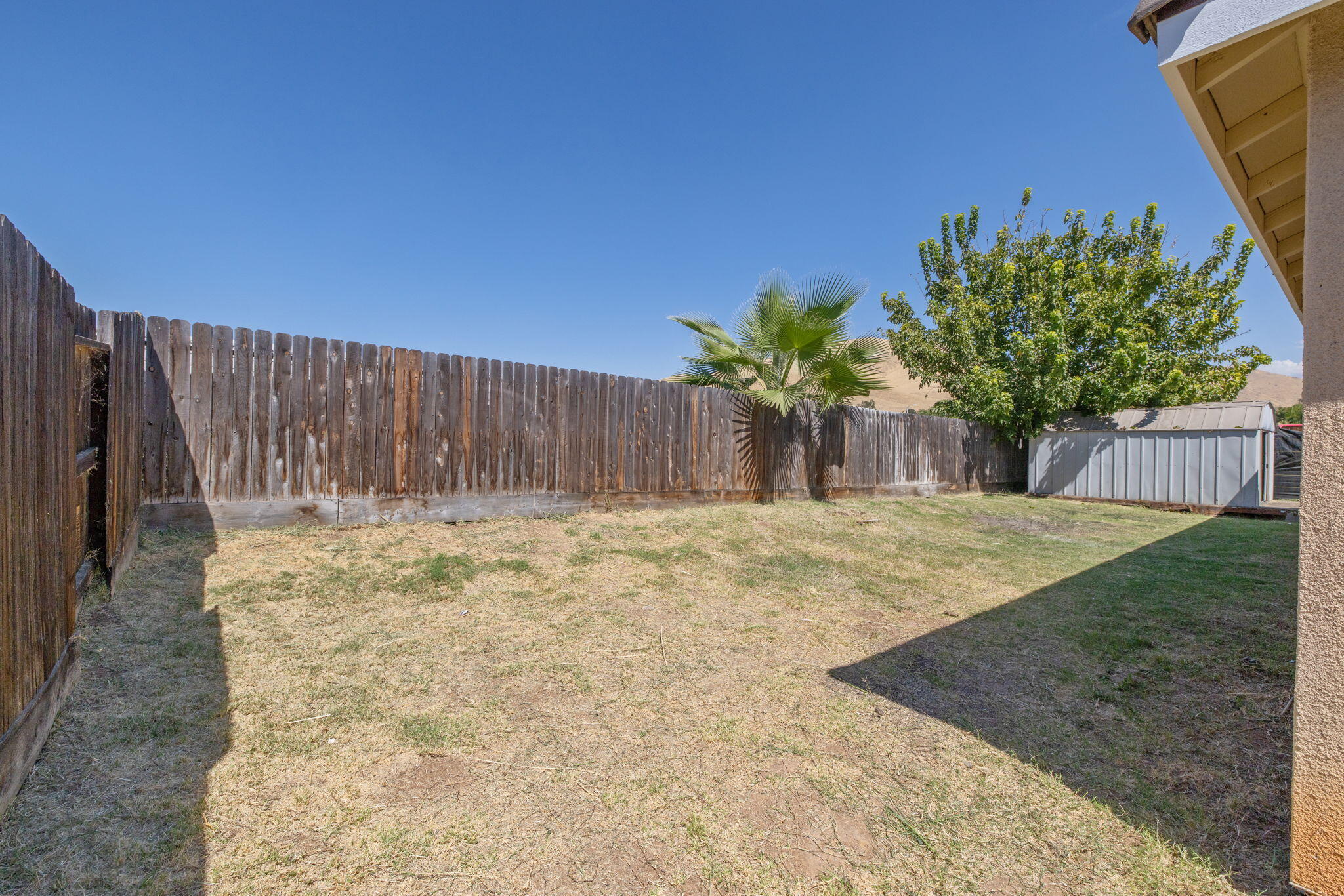 414 Summit Ave, Woodlake, CA 93286