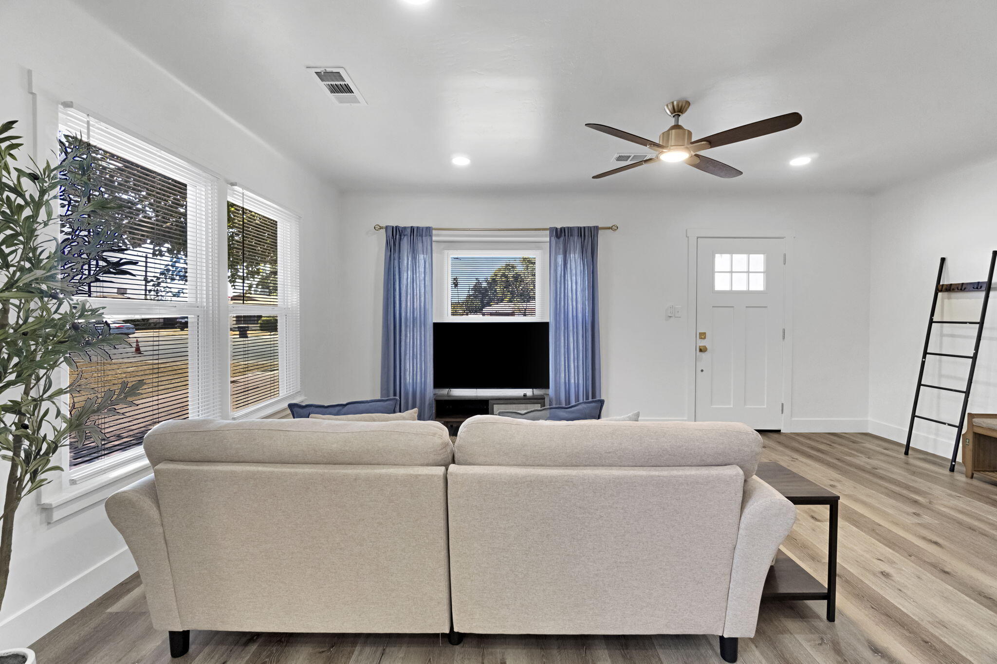 1119 N 11th Ave, Hanford, CA 93230