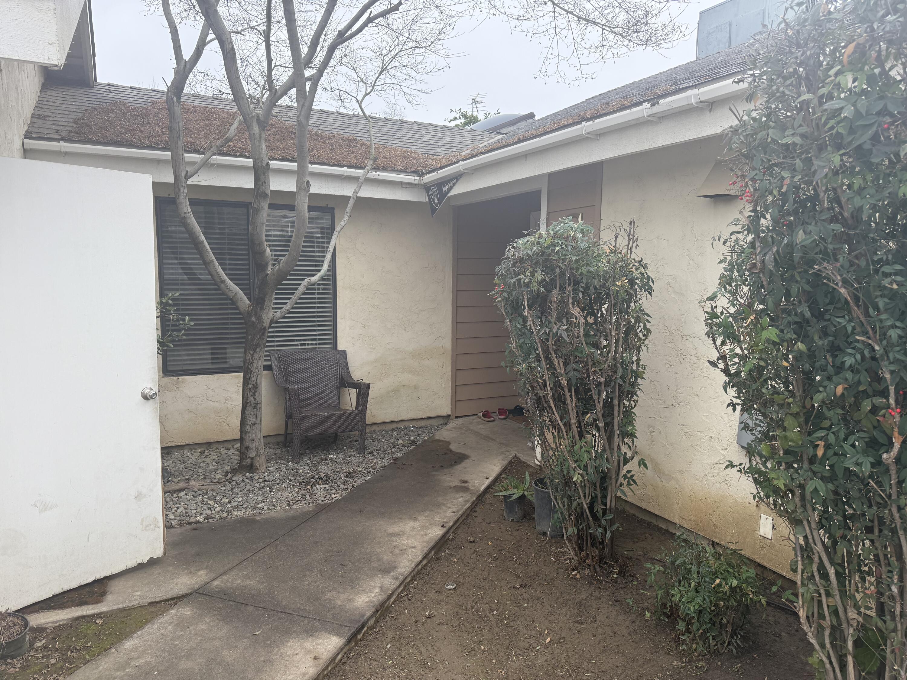 1338 E Castlecrest Ave, Visalia, CA 93292
