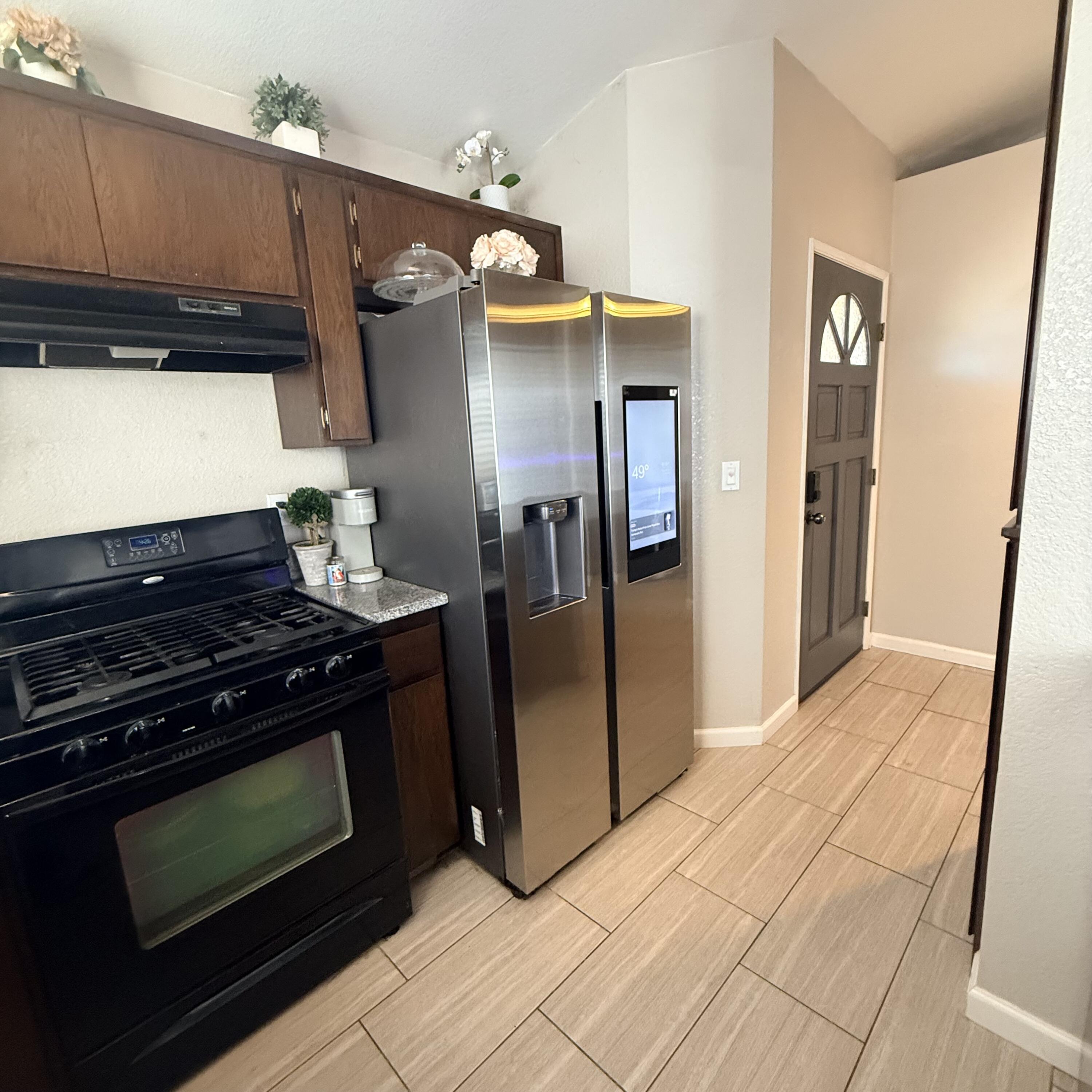 1338 E Castlecrest Ave, Visalia, CA 93292