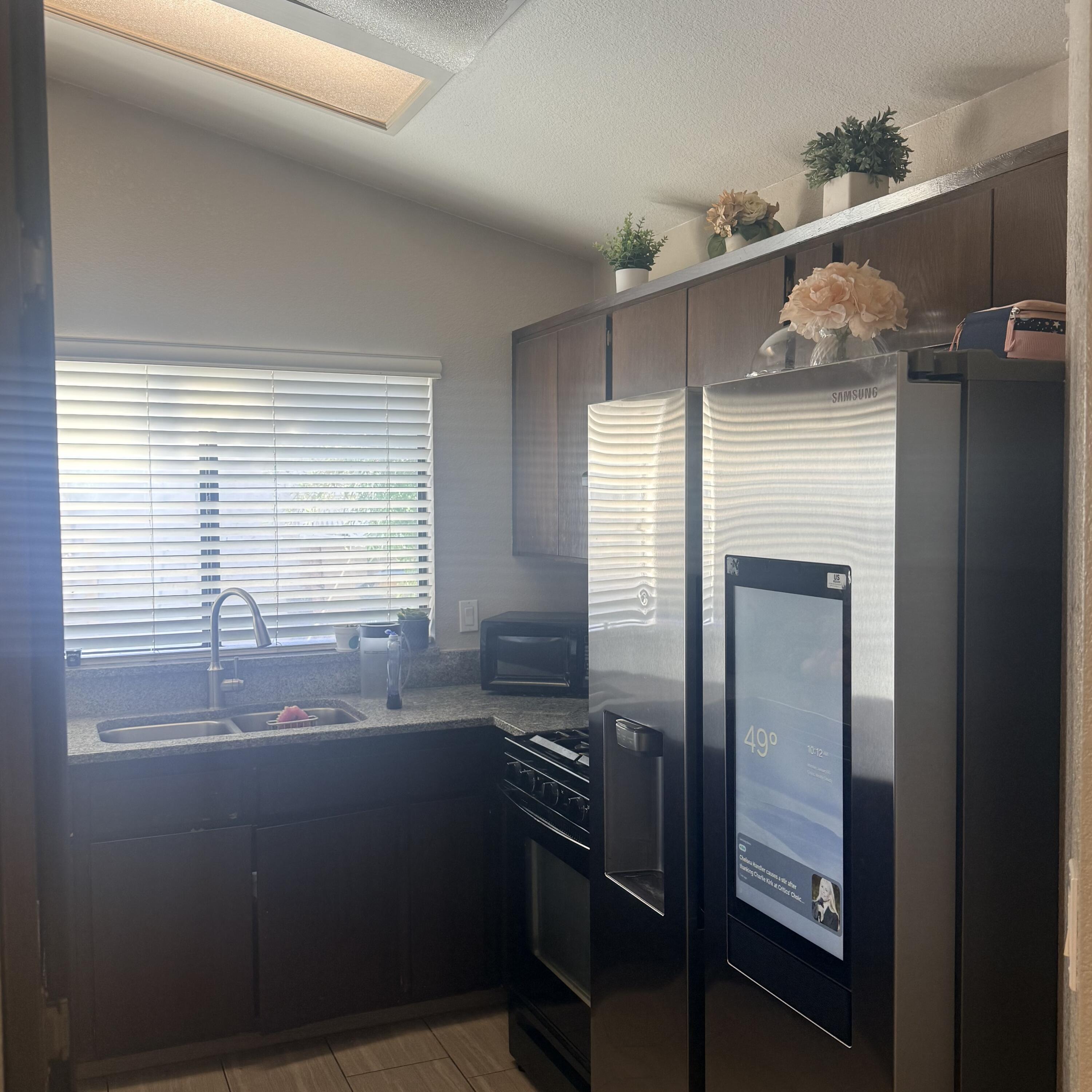 1338 E Castlecrest Ave, Visalia, CA 93292
