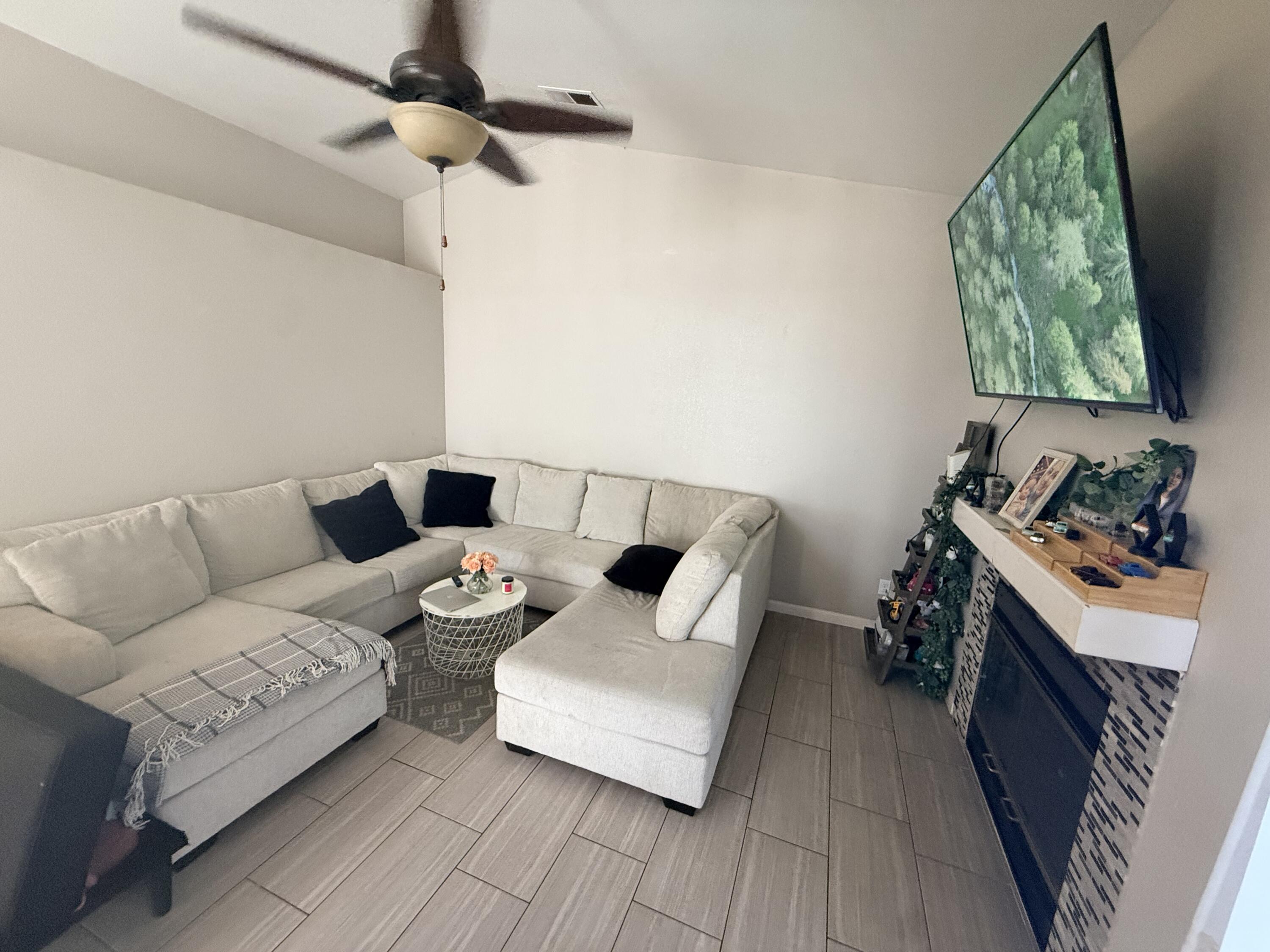 1338 E Castlecrest Ave, Visalia, CA 93292