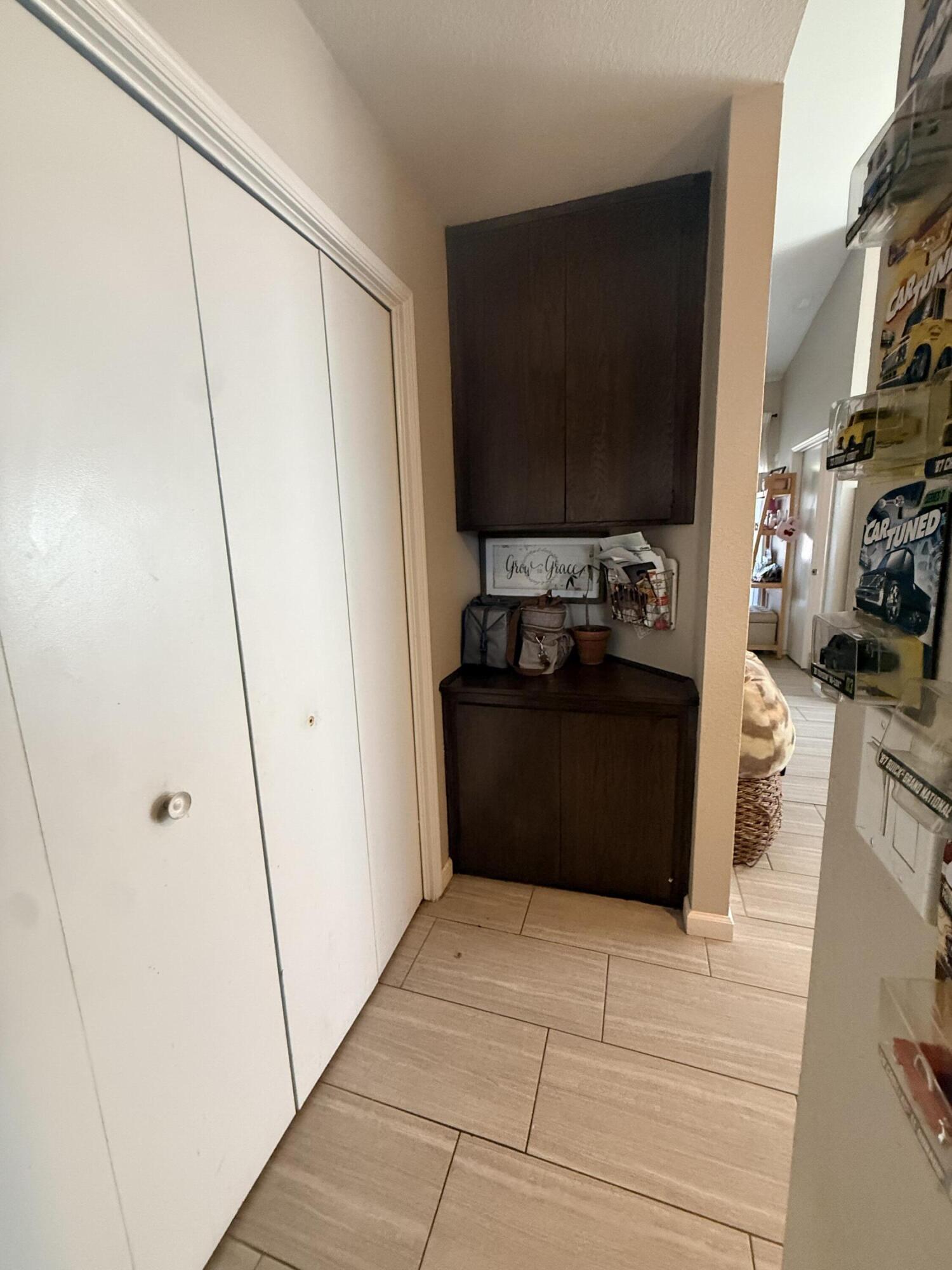 1338 E Castlecrest Ave, Visalia, CA 93292