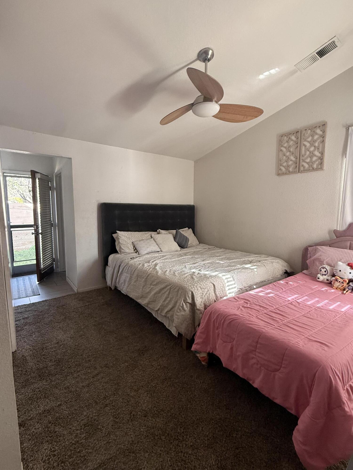 1338 E Castlecrest Ave, Visalia, CA 93292