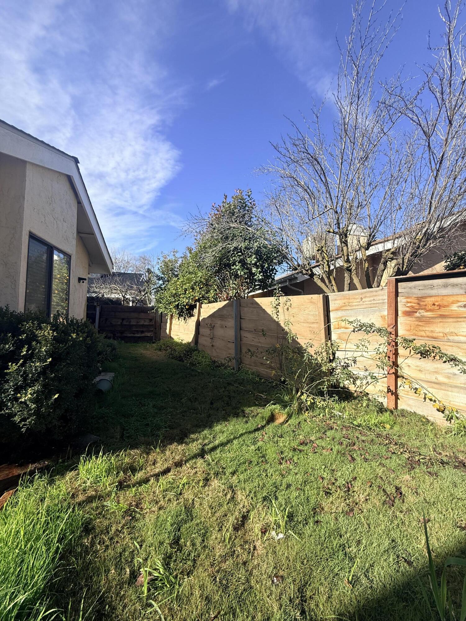 1338 E Castlecrest Ave, Visalia, CA 93292