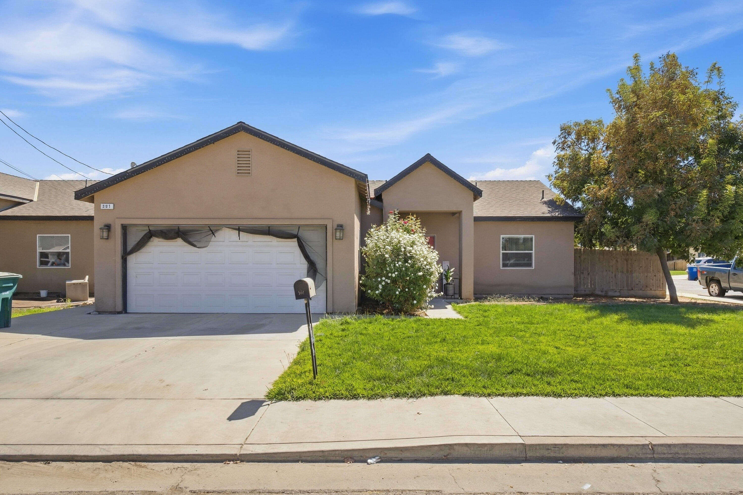 301 E Oakland St, Farmersville, CA 93223