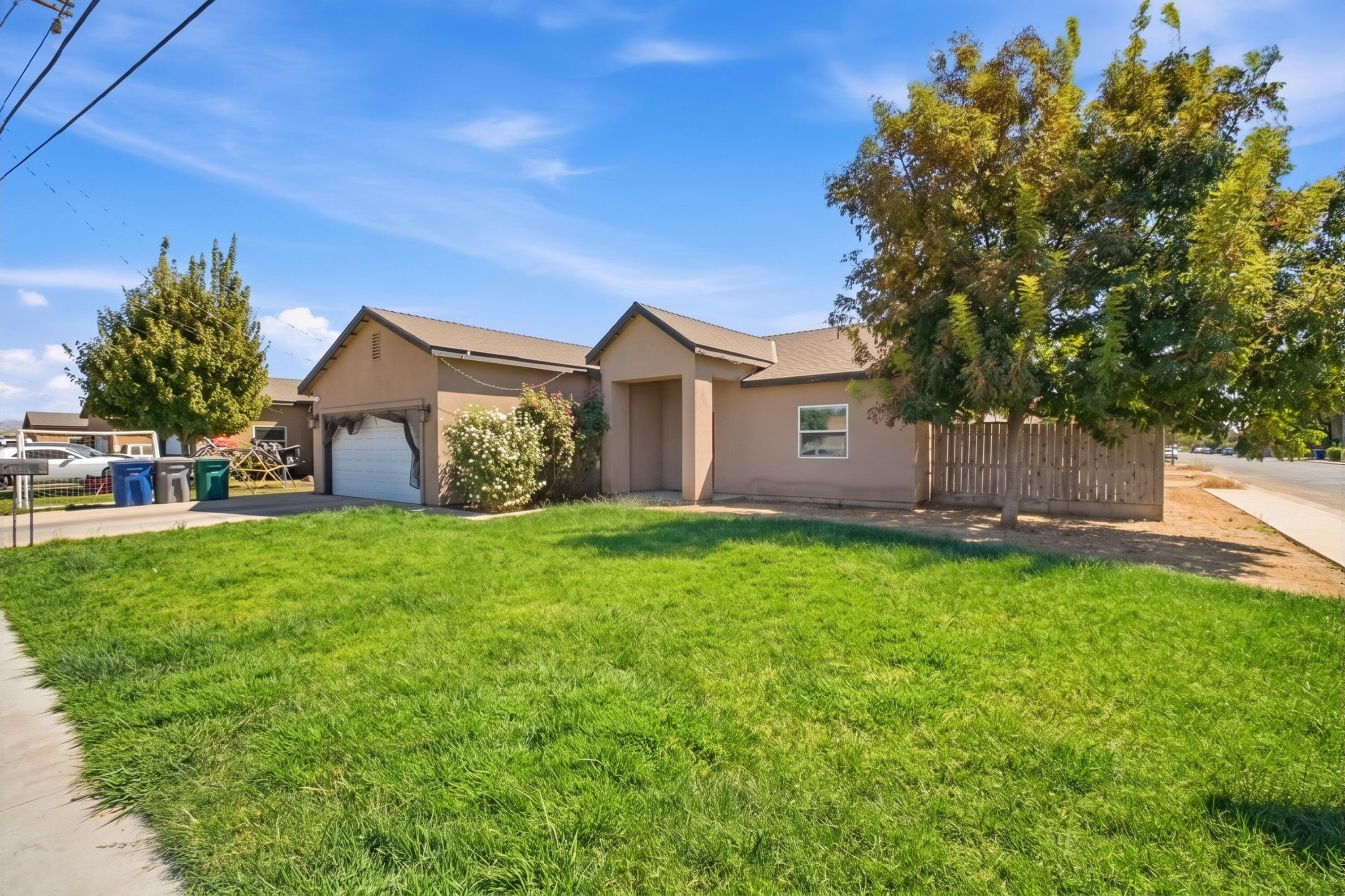 301 E Oakland St, Farmersville, CA 93223