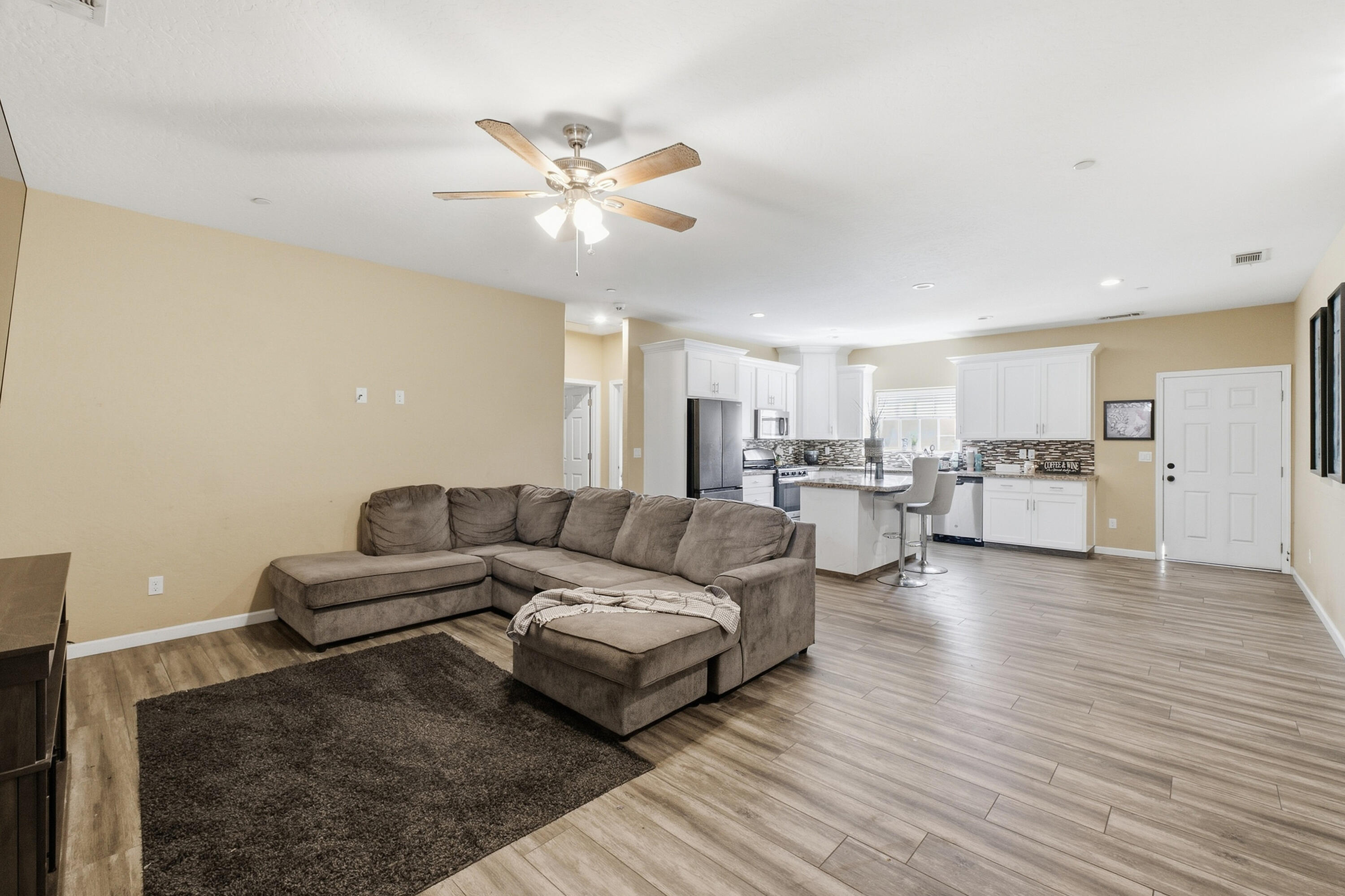 301 E Oakland St, Farmersville, CA 93223