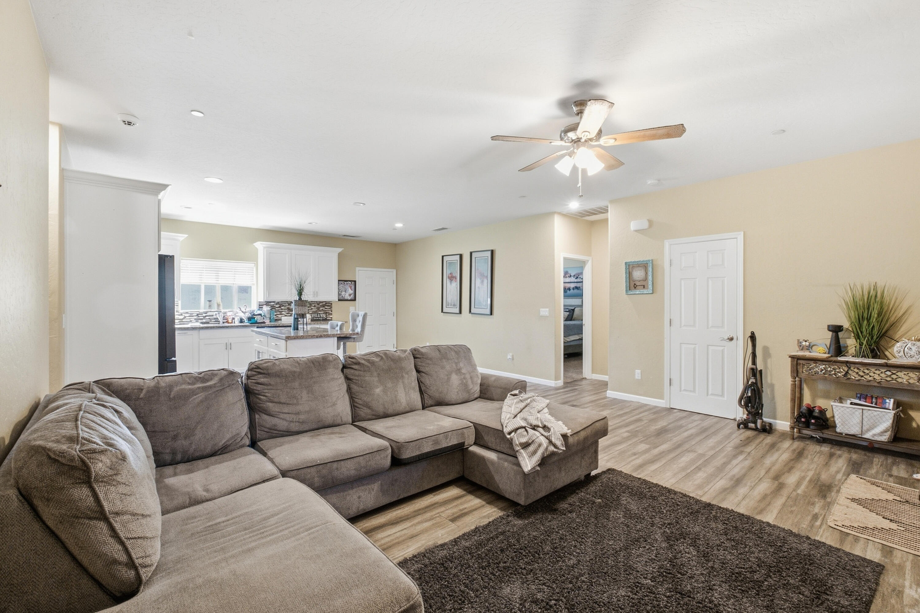 301 E Oakland St, Farmersville, CA 93223