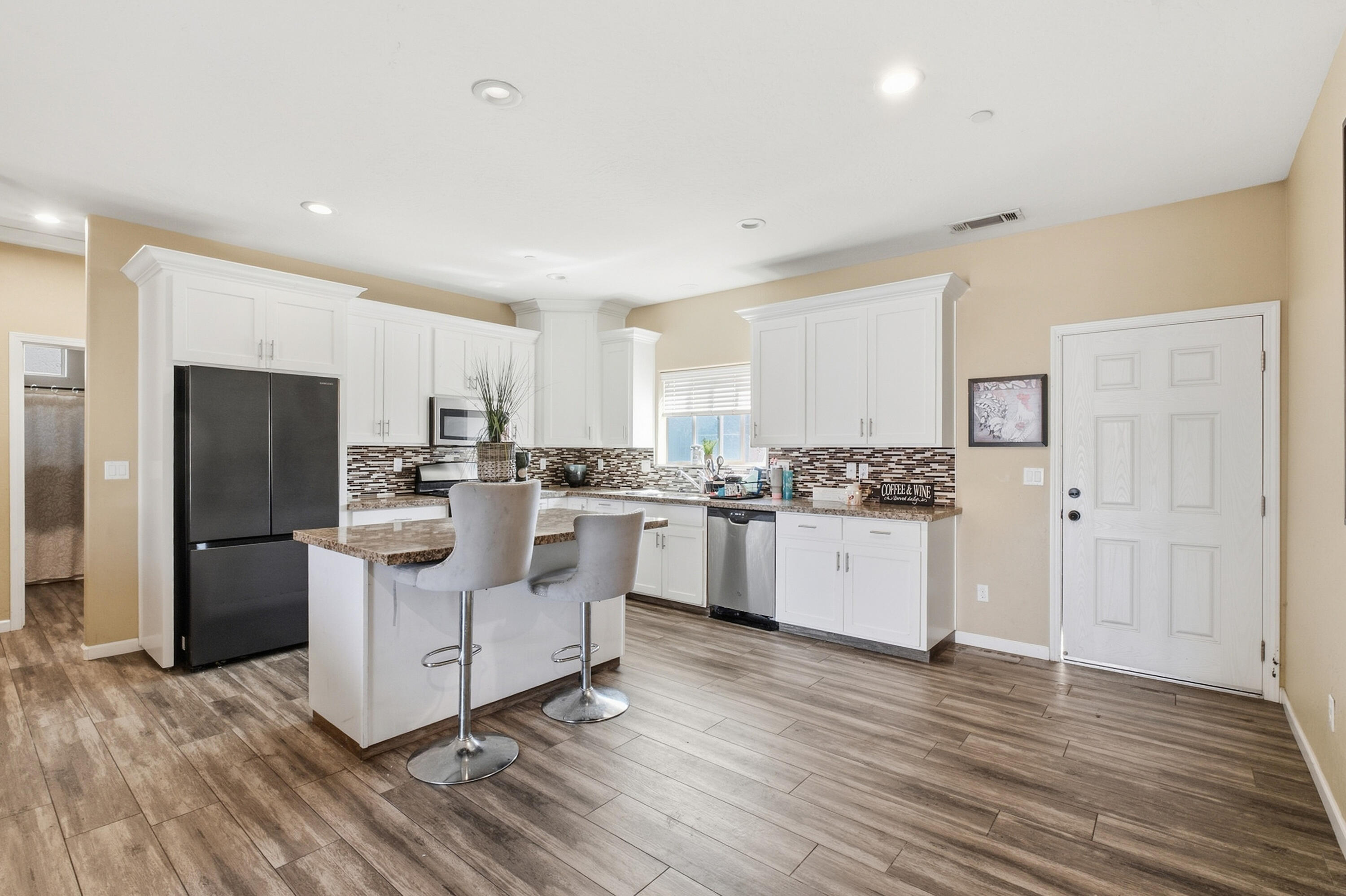 301 E Oakland St, Farmersville, CA 93223