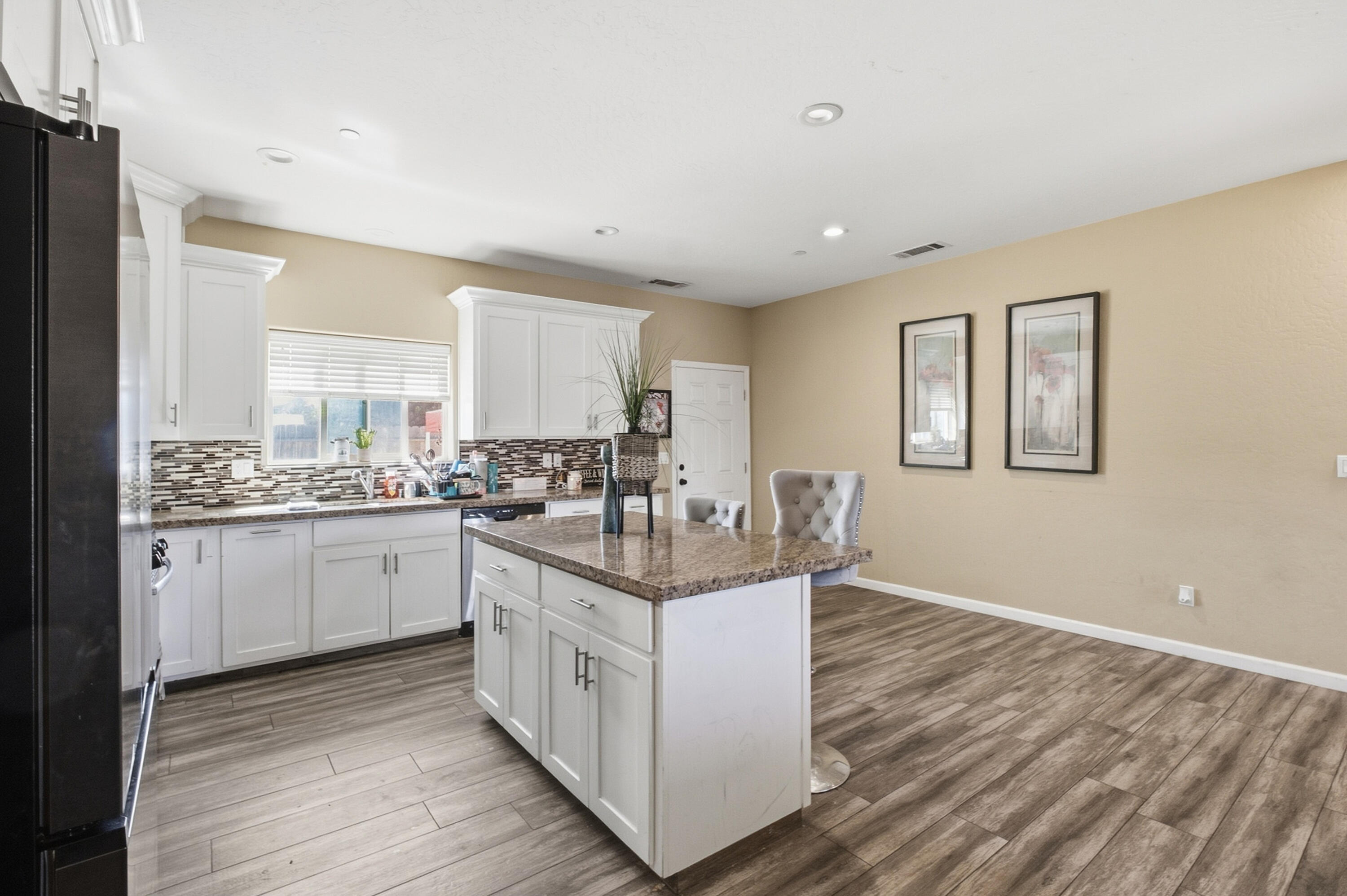 301 E Oakland St, Farmersville, CA 93223
