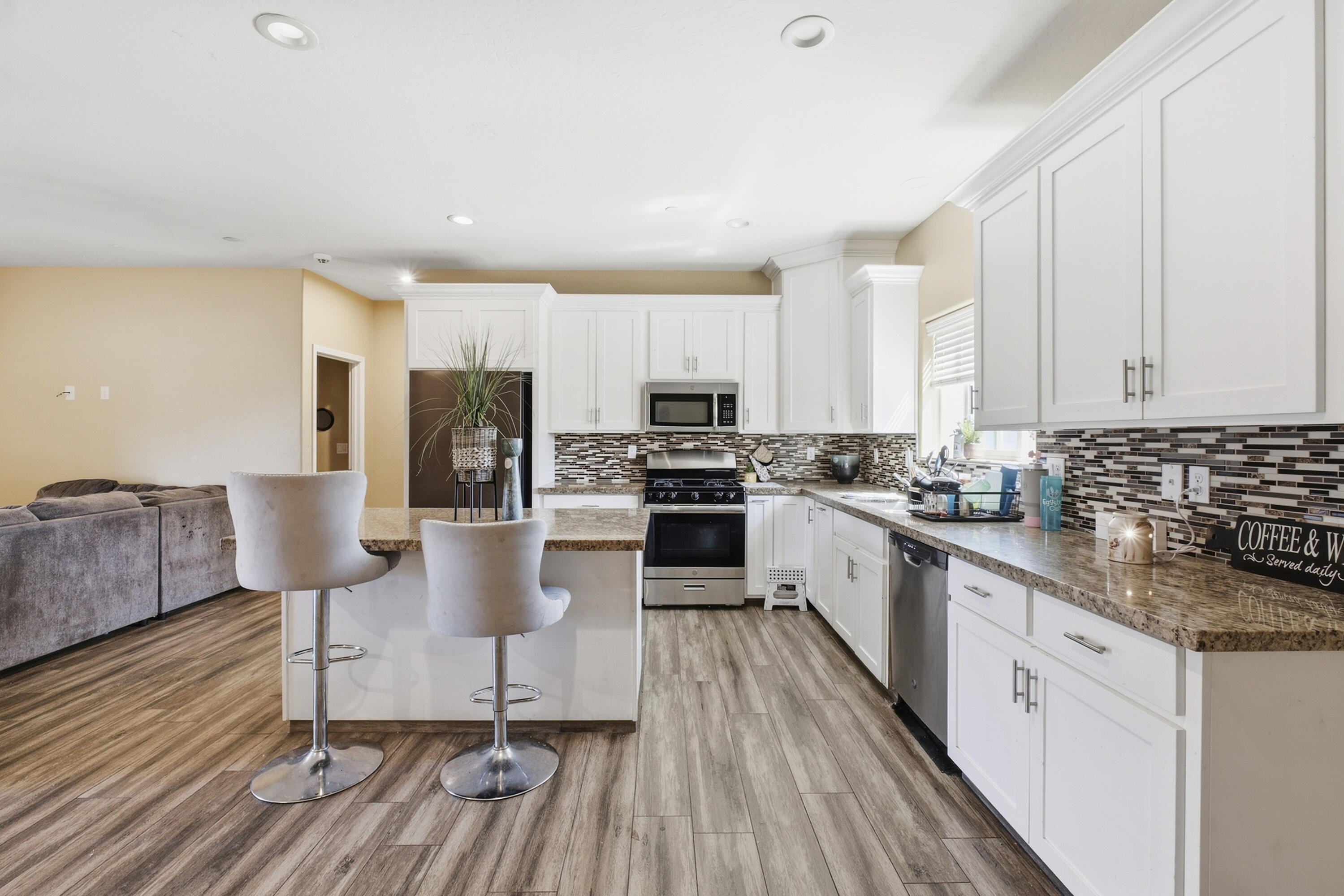 301 E Oakland St, Farmersville, CA 93223