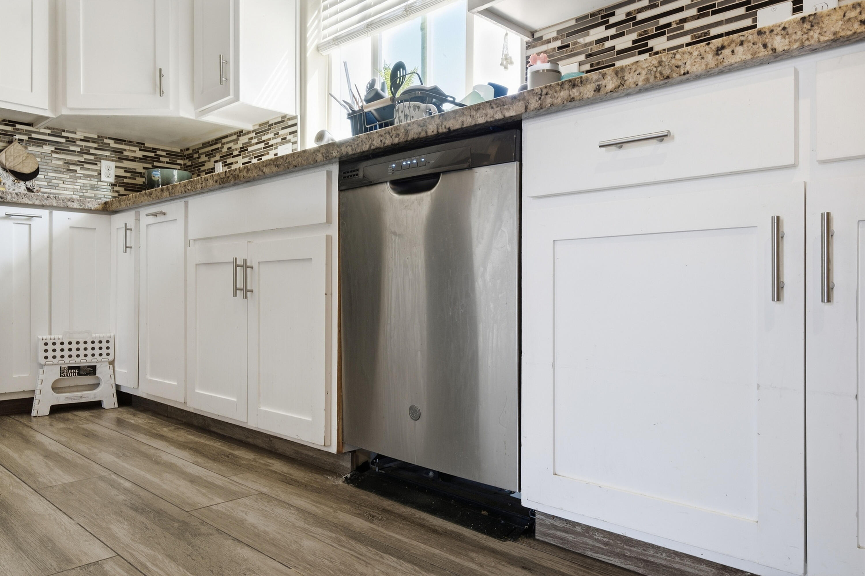 301 E Oakland St, Farmersville, CA 93223