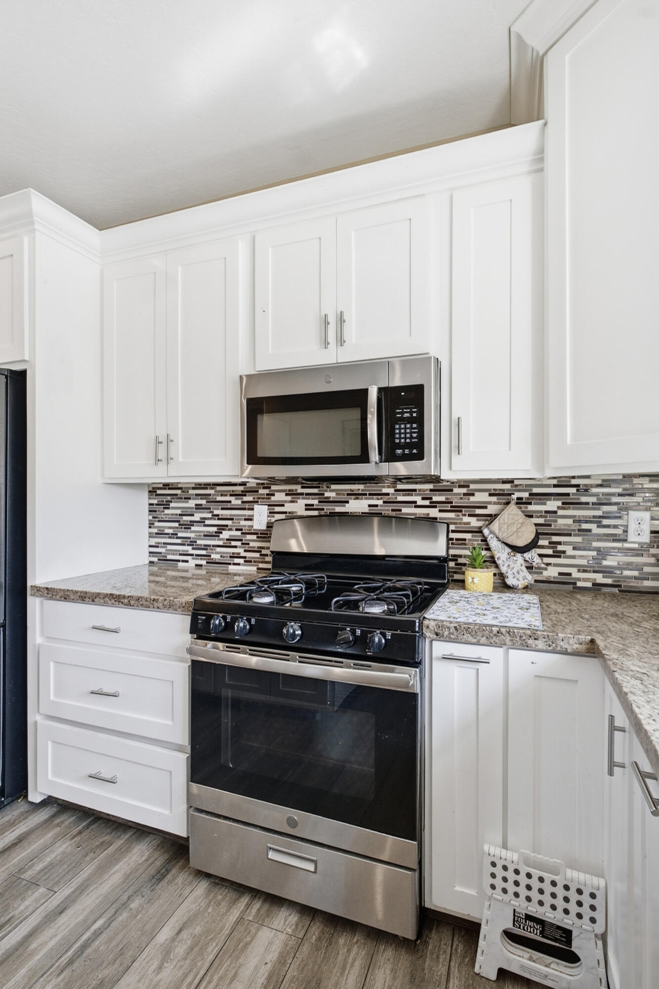 301 E Oakland St, Farmersville, CA 93223
