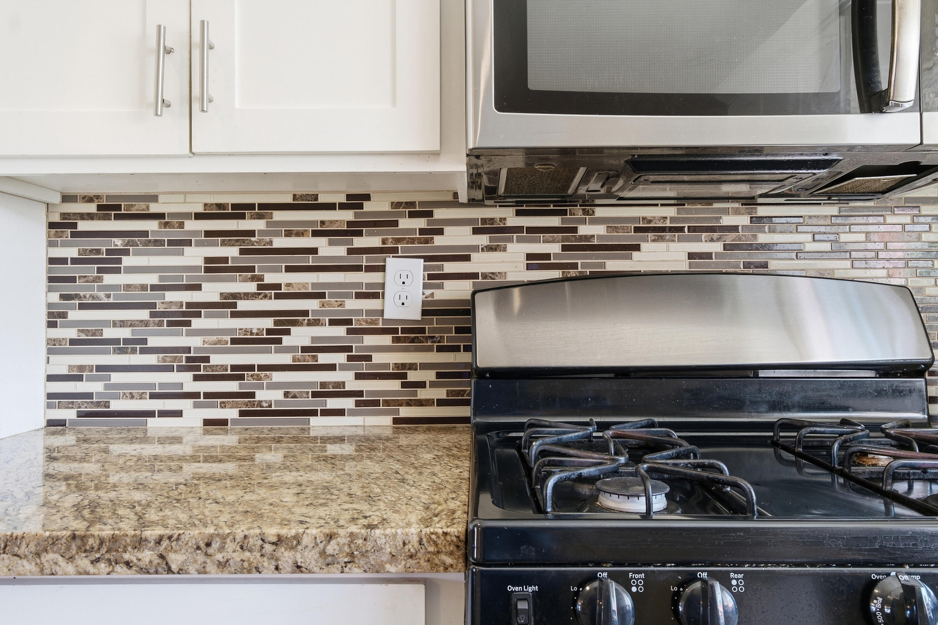 301 E Oakland St, Farmersville, CA 93223