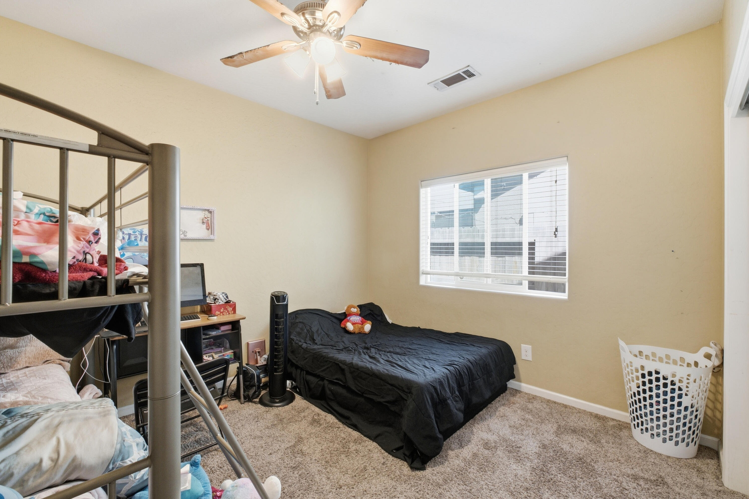 301 E Oakland St, Farmersville, CA 93223