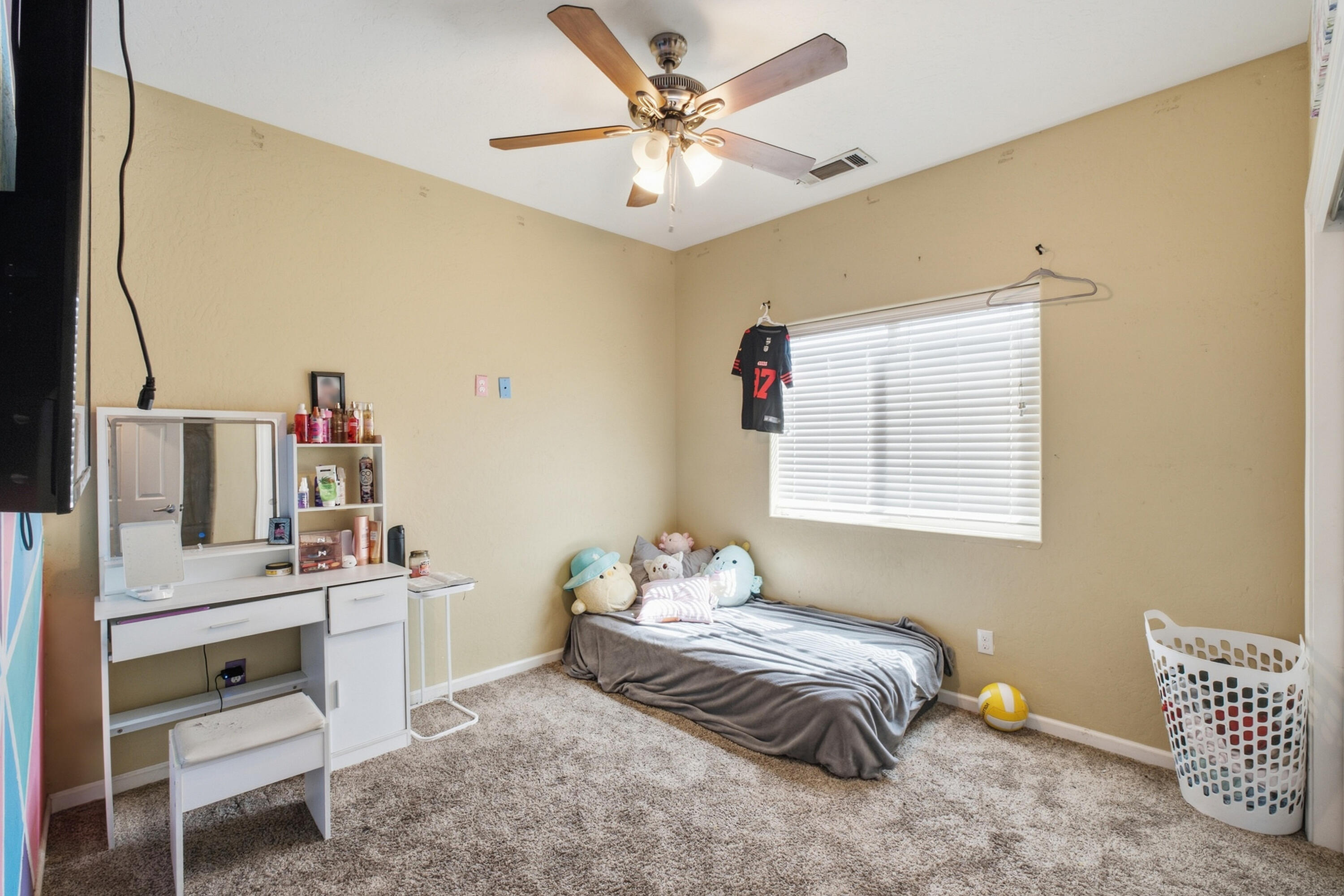 301 E Oakland St, Farmersville, CA 93223