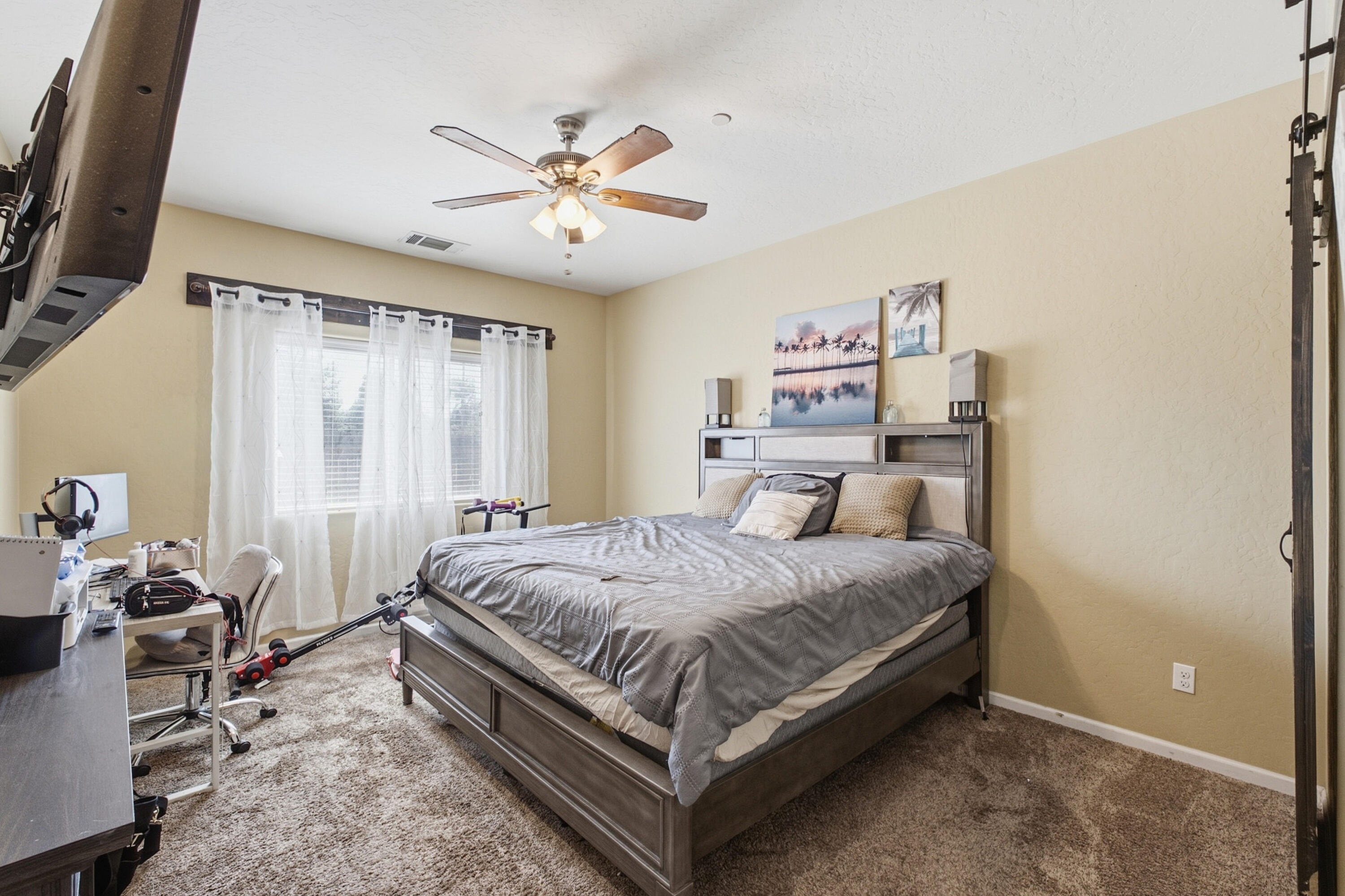 301 E Oakland St, Farmersville, CA 93223