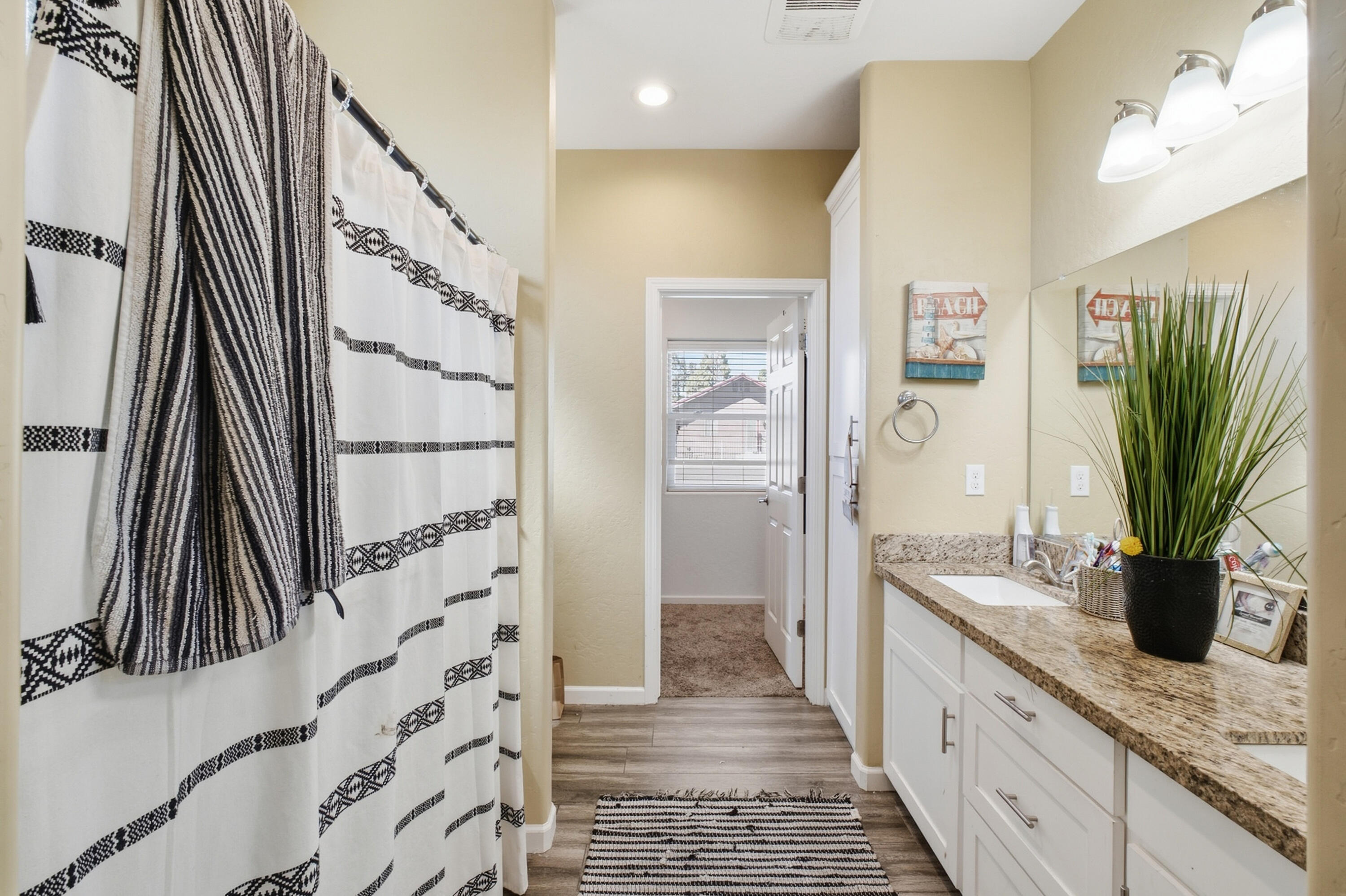 301 E Oakland St, Farmersville, CA 93223