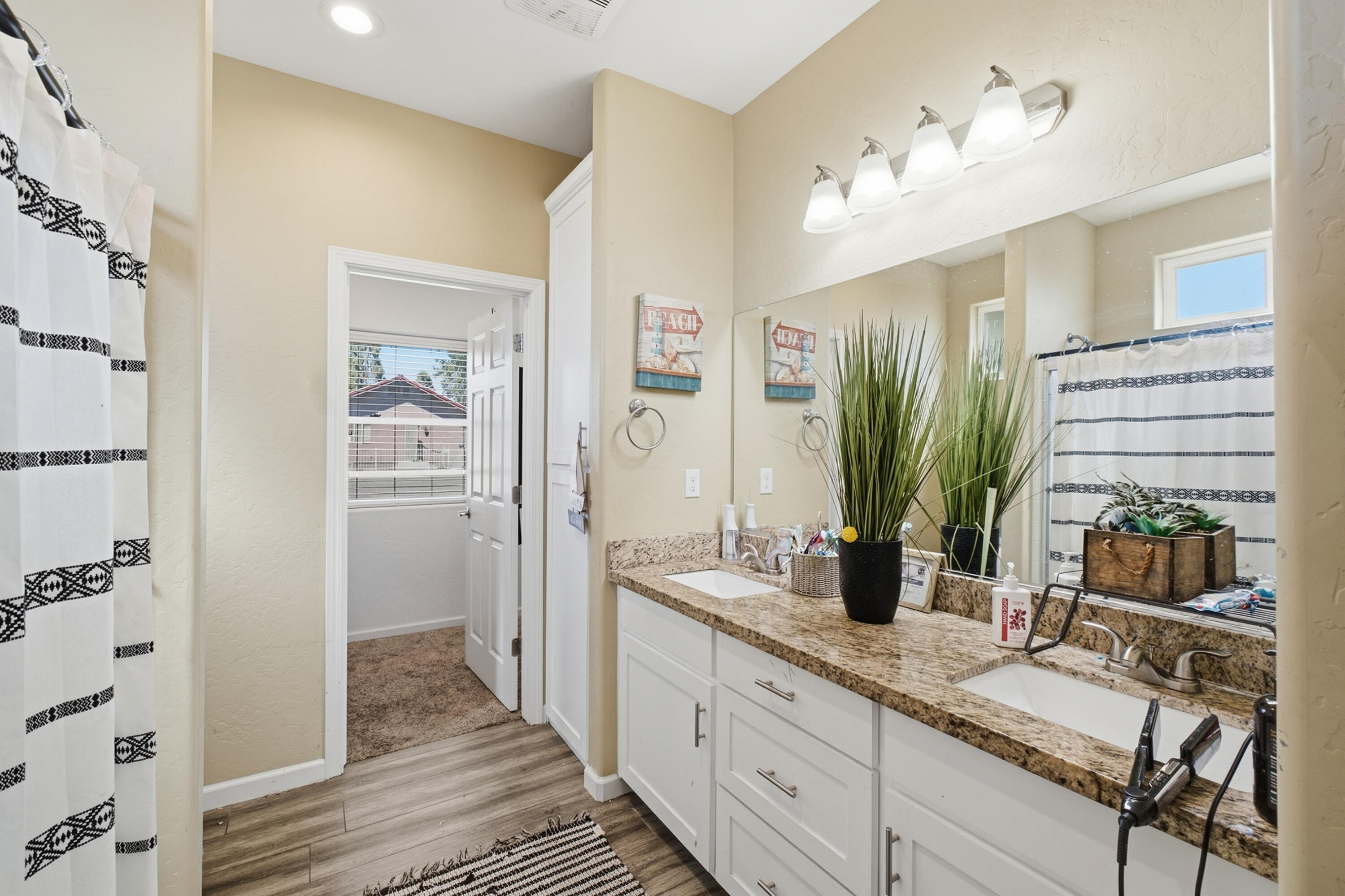 301 E Oakland St, Farmersville, CA 93223