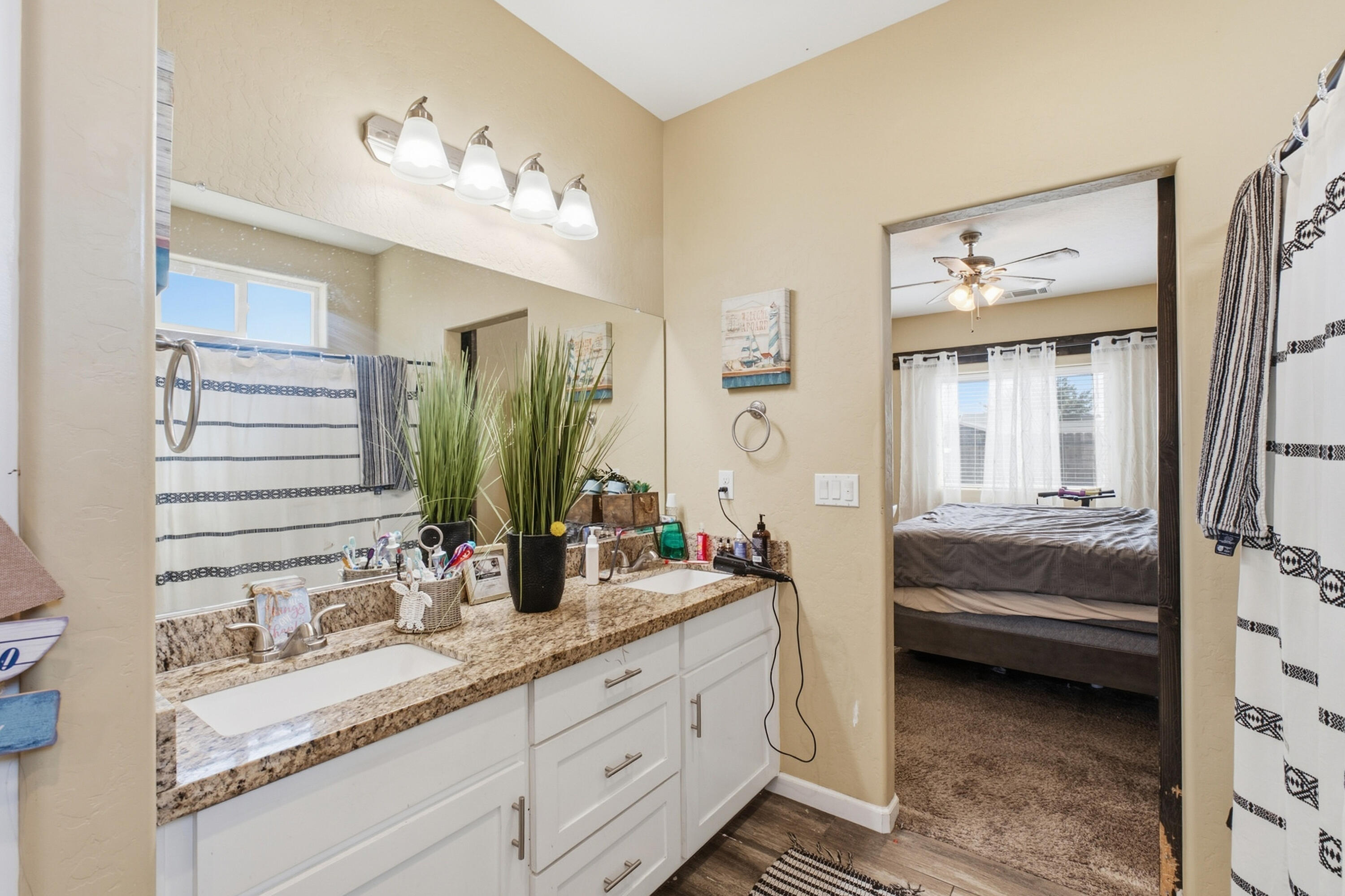 301 E Oakland St, Farmersville, CA 93223