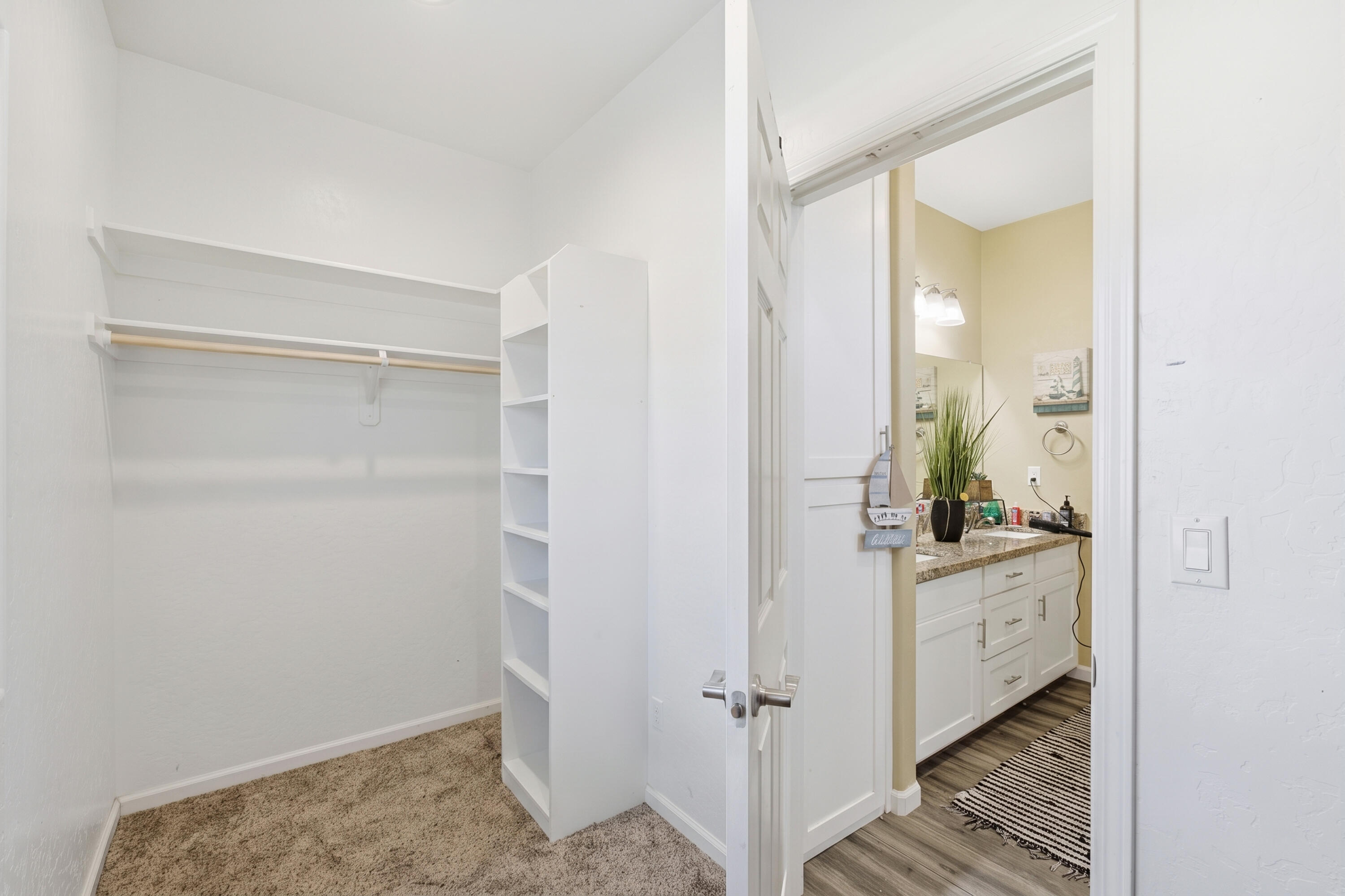 301 E Oakland St, Farmersville, CA 93223