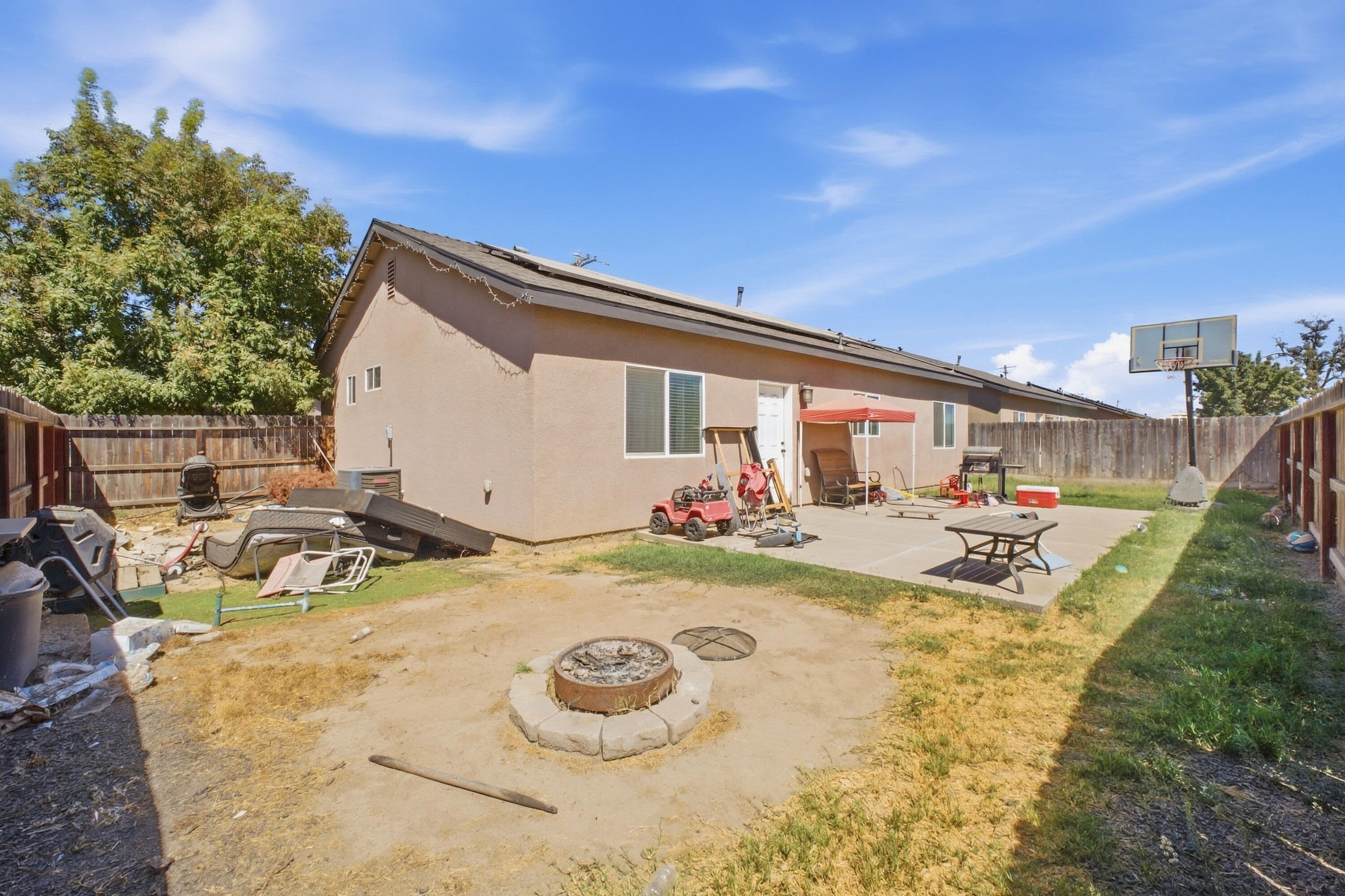 301 E Oakland St, Farmersville, CA 93223