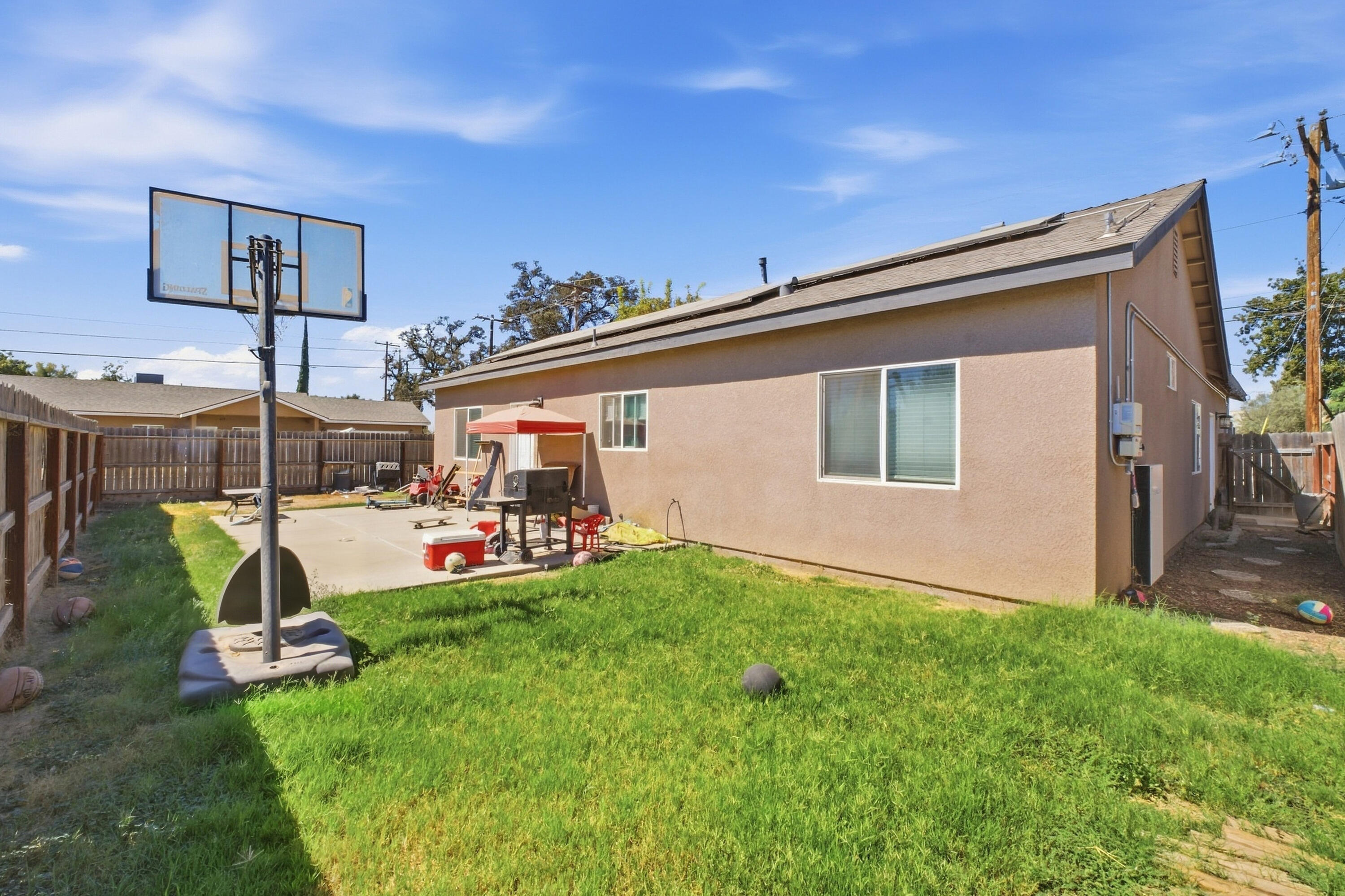 301 E Oakland St, Farmersville, CA 93223