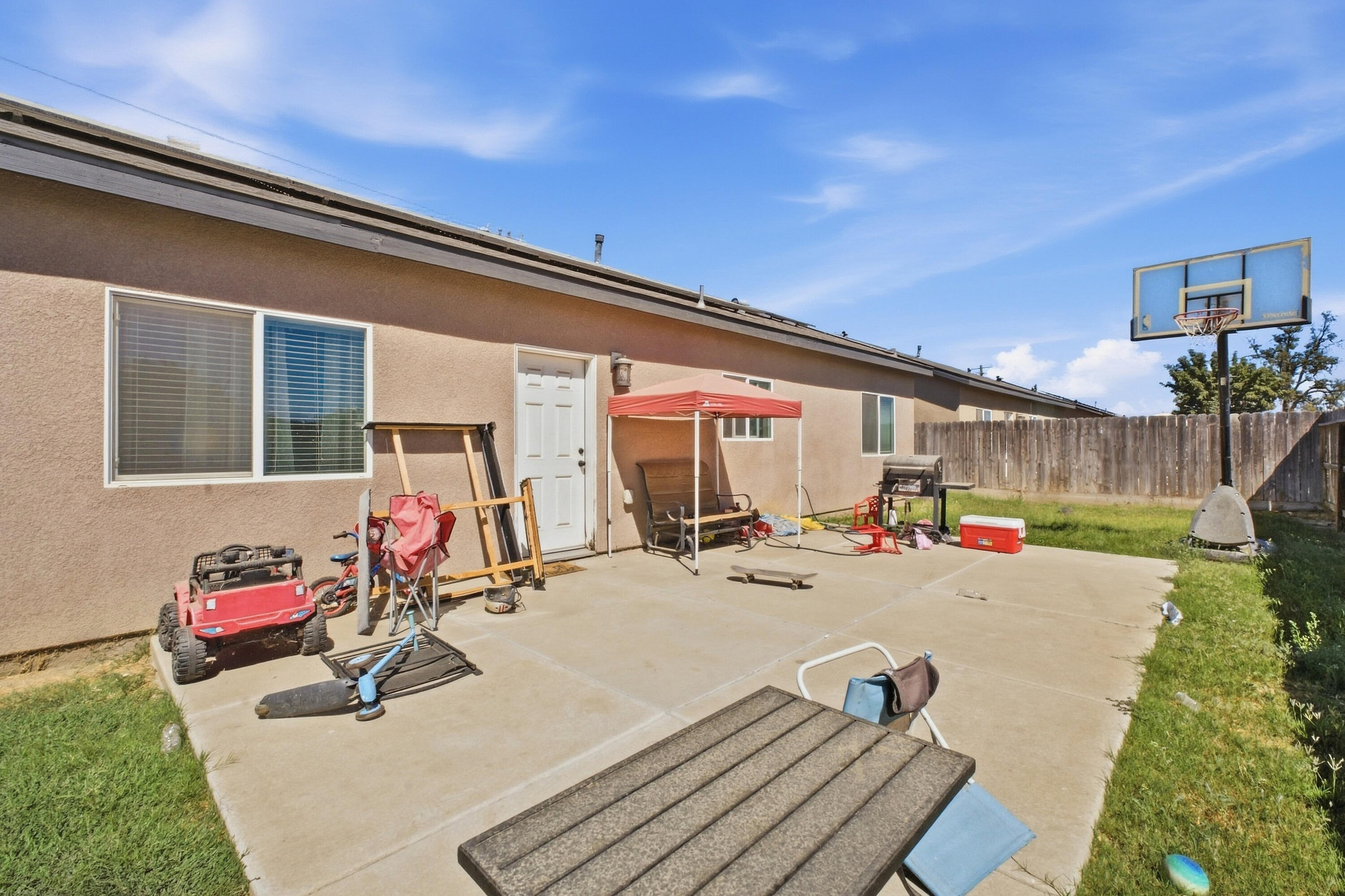 301 E Oakland St, Farmersville, CA 93223
