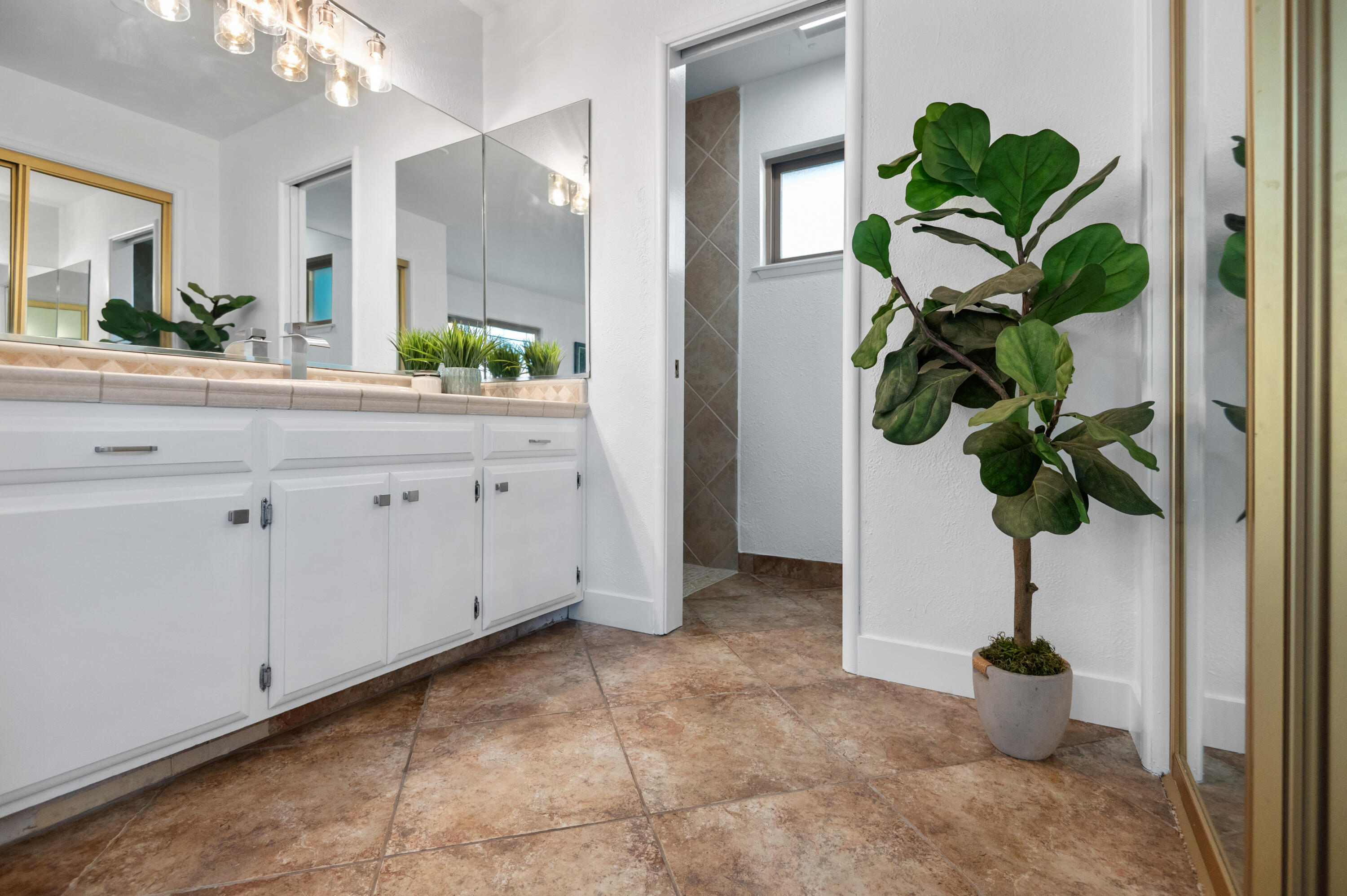 3440 W W Pryor Ave, Visalia, CA 93277