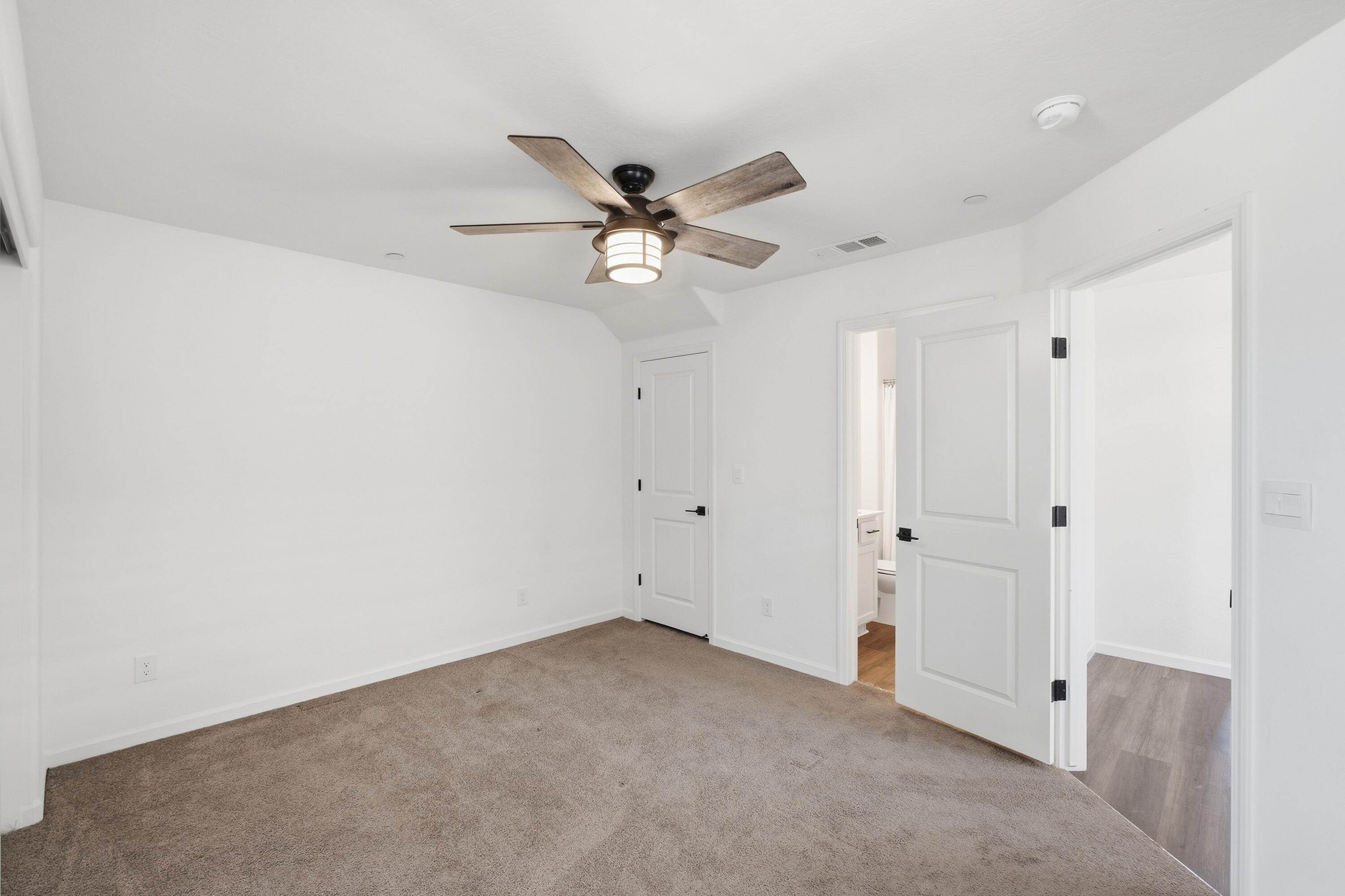 1040 E Reese Ave, Visalia, CA 93292