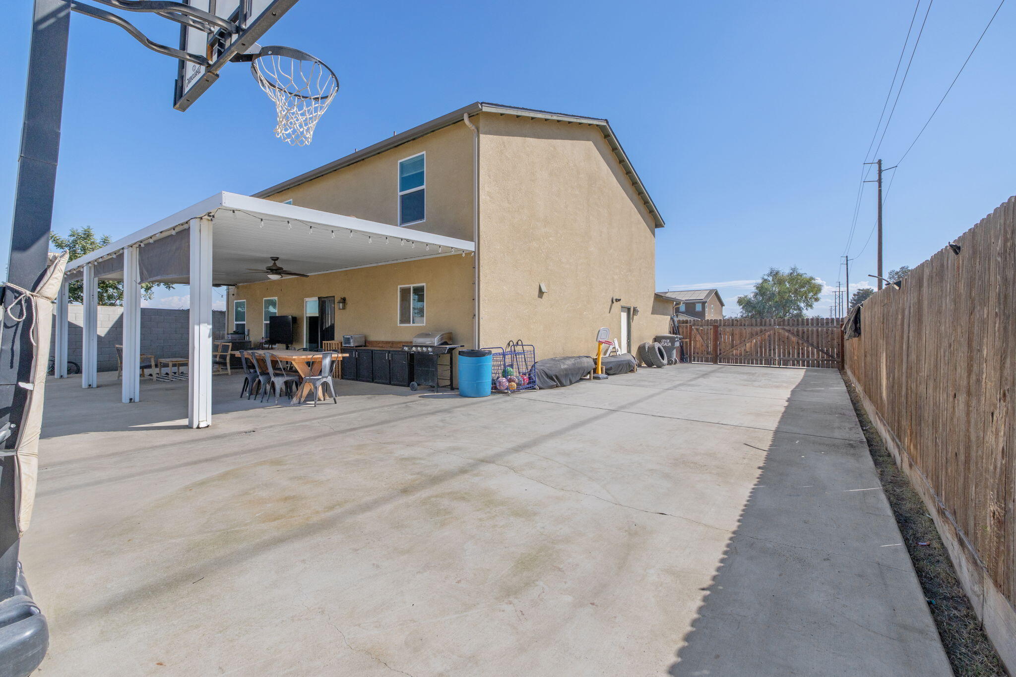 2943 N Clay Ct, Visalia, CA 93291