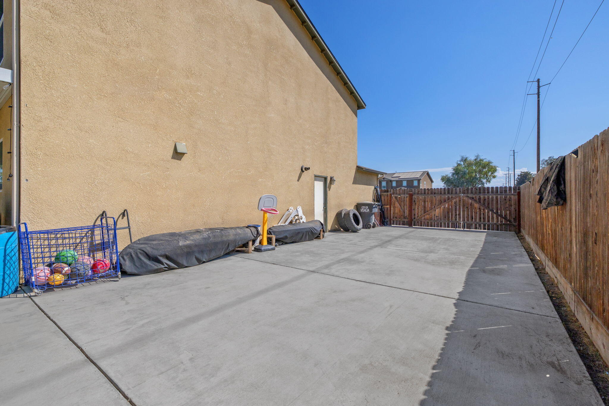 2943 N Clay Ct, Visalia, CA 93291