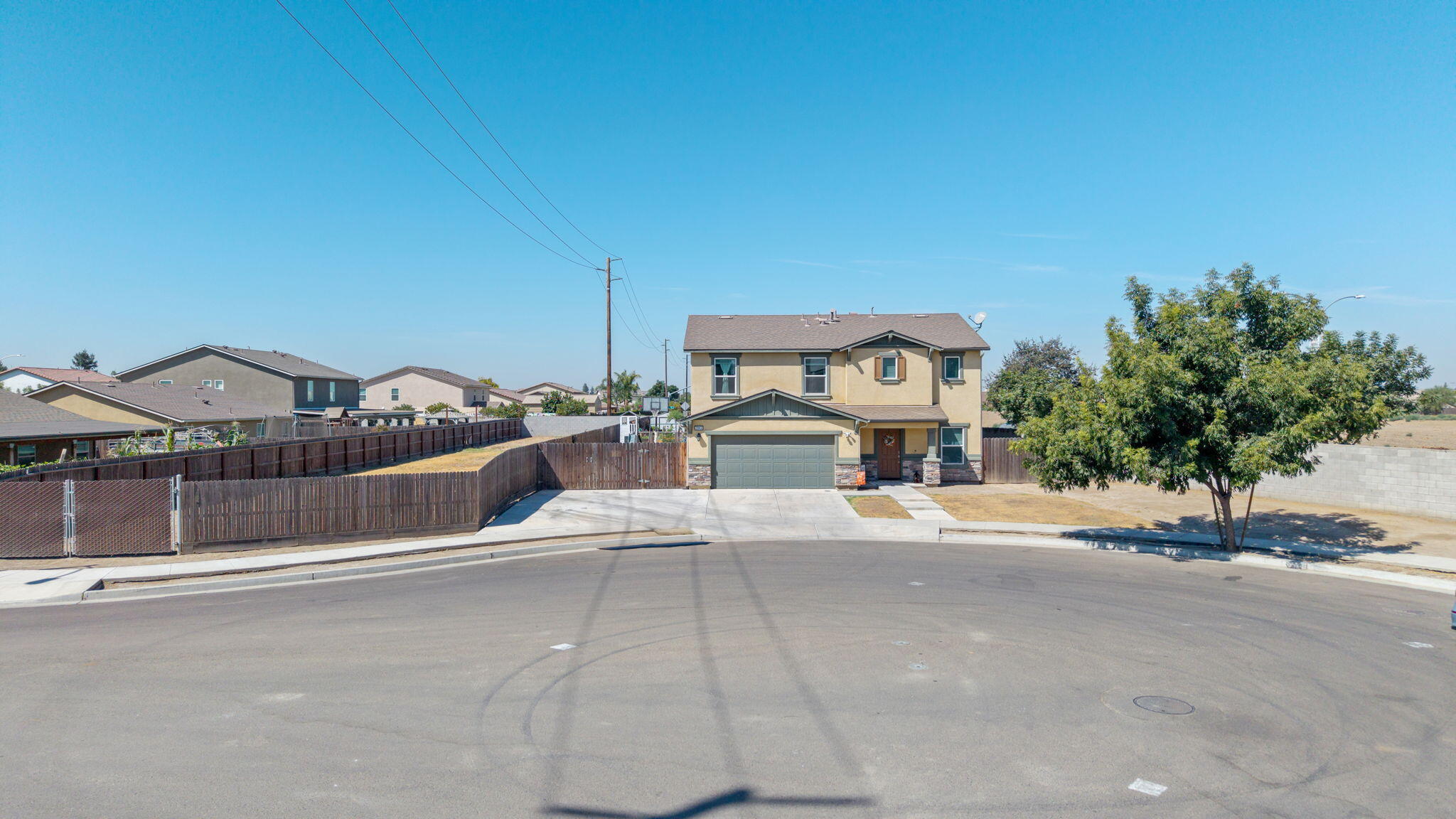 2943 N Clay Ct, Visalia, CA 93291