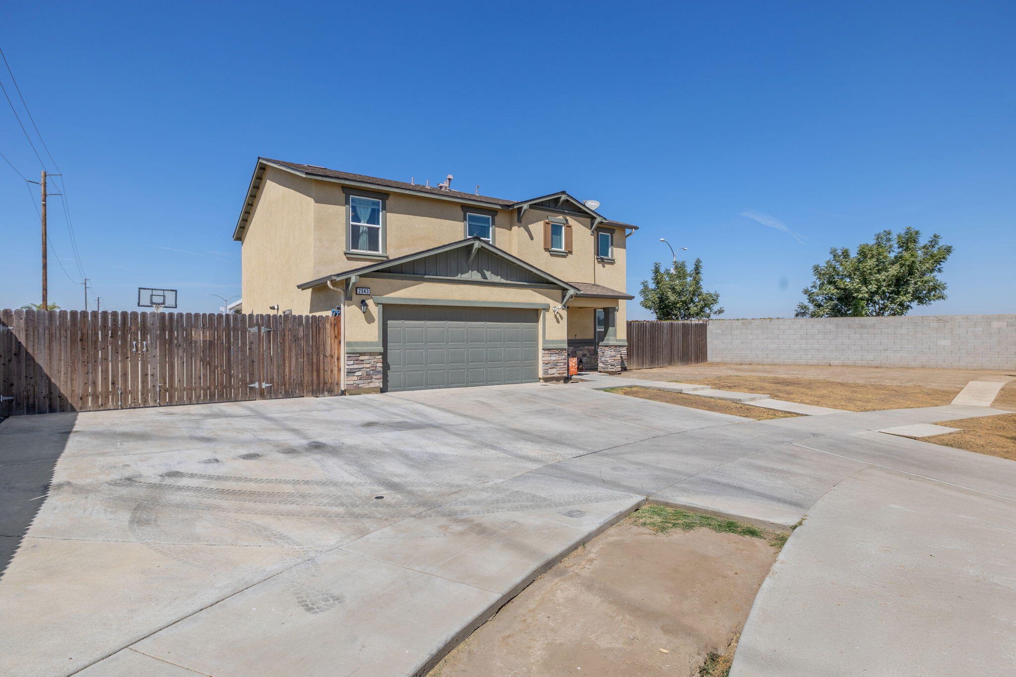 2943 N Clay Ct, Visalia, CA 93291