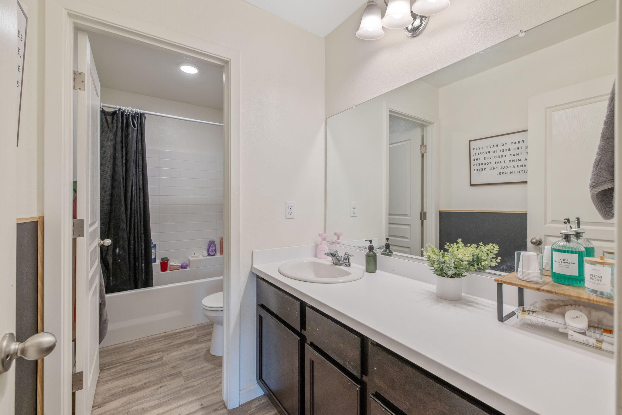 2943 N Clay Ct, Visalia, CA 93291