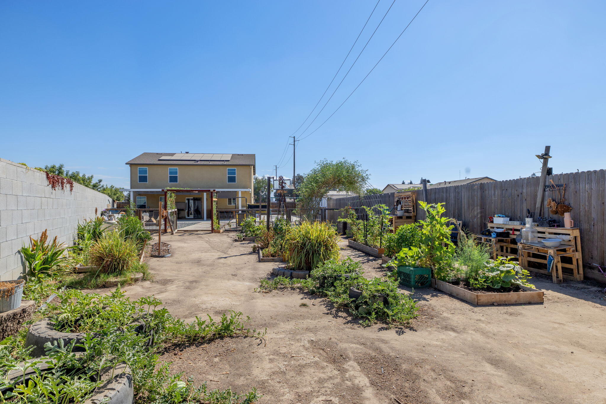2943 N Clay Ct, Visalia, CA 93291