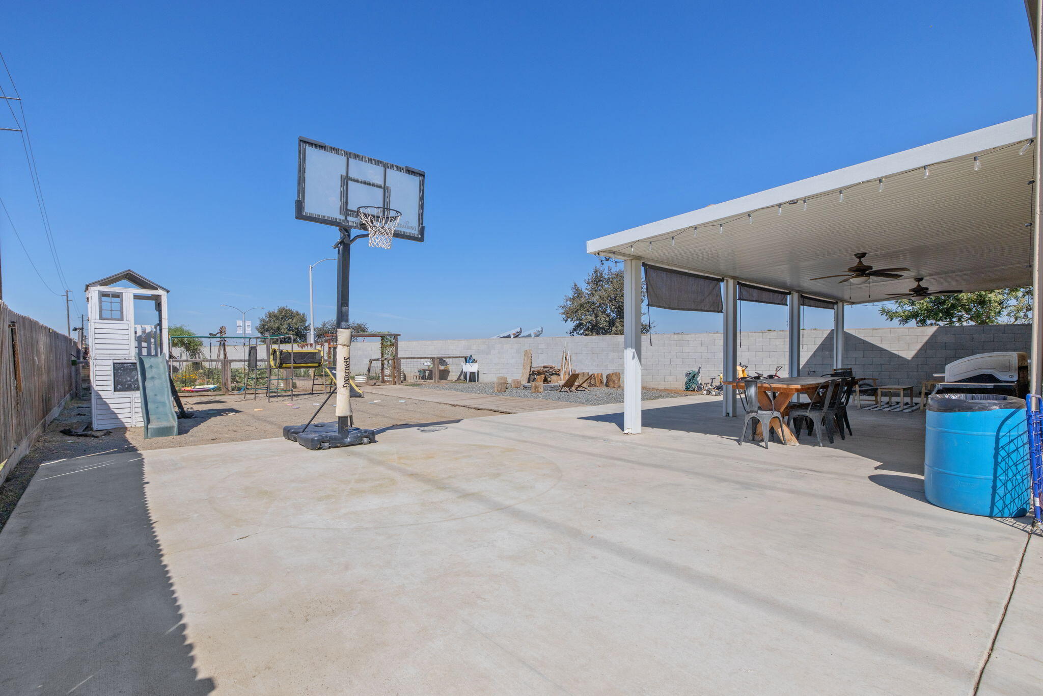 2943 N Clay Ct, Visalia, CA 93291