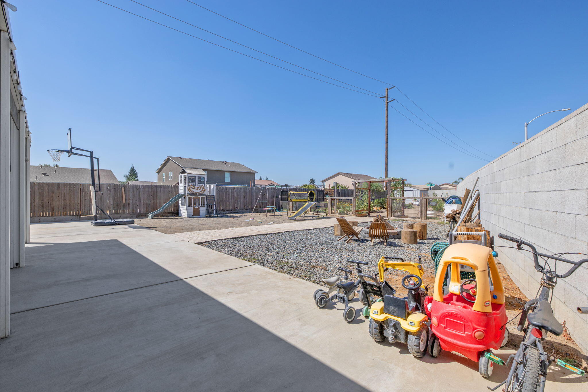 2943 N Clay Ct, Visalia, CA 93291