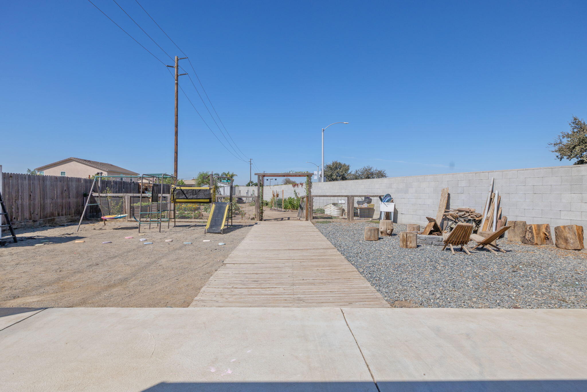2943 N Clay Ct, Visalia, CA 93291