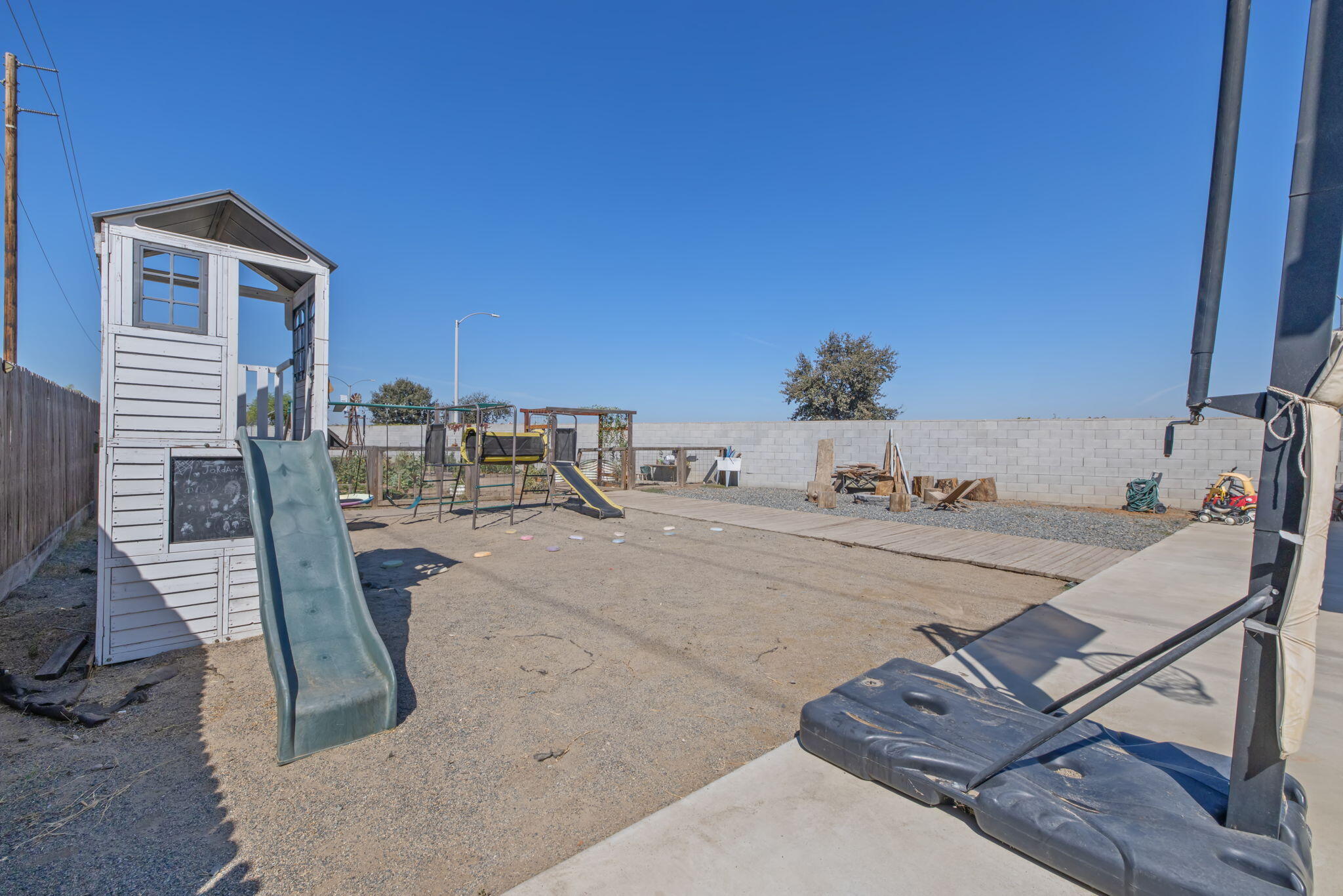 2943 N Clay Ct, Visalia, CA 93291