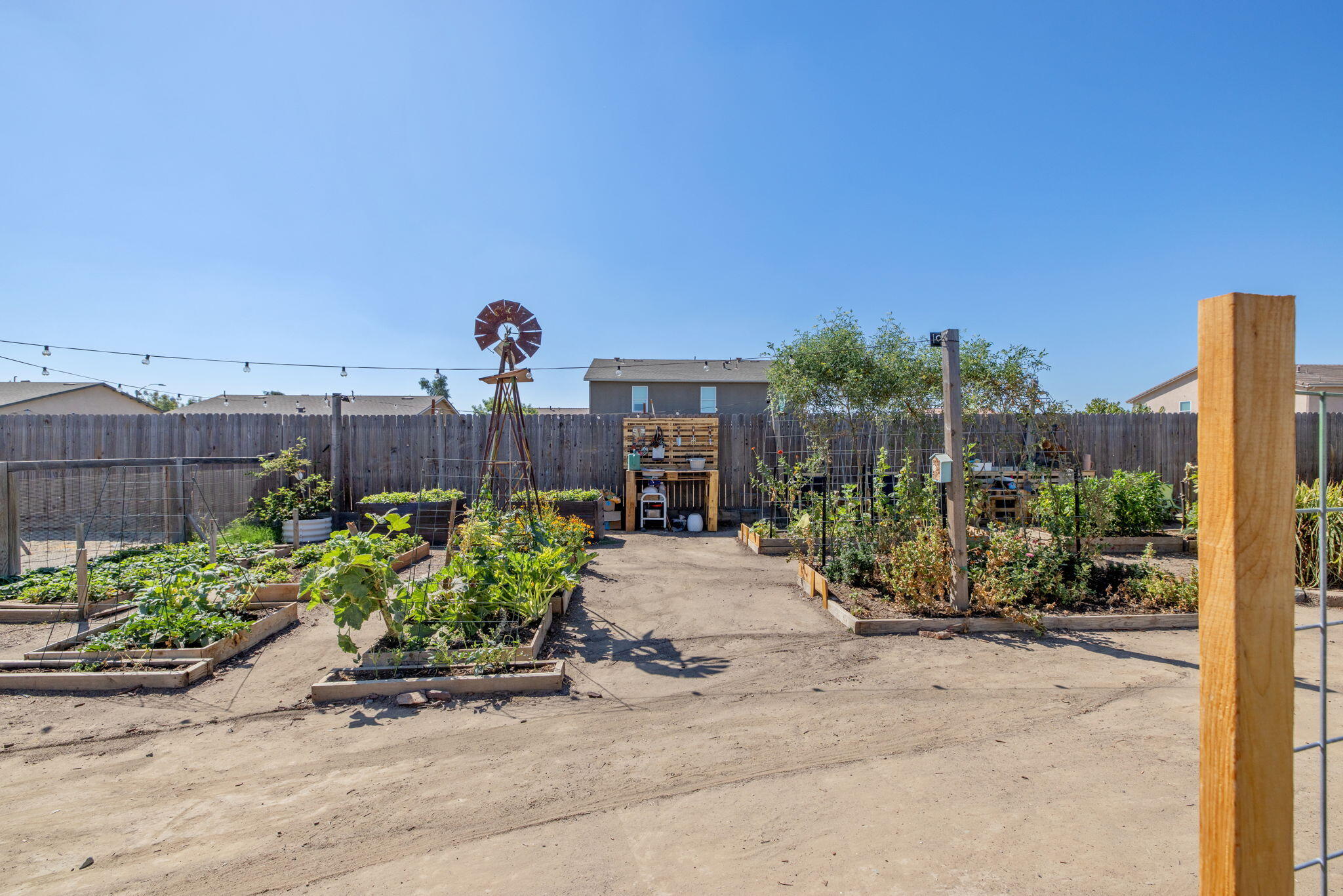 2943 N Clay Ct, Visalia, CA 93291