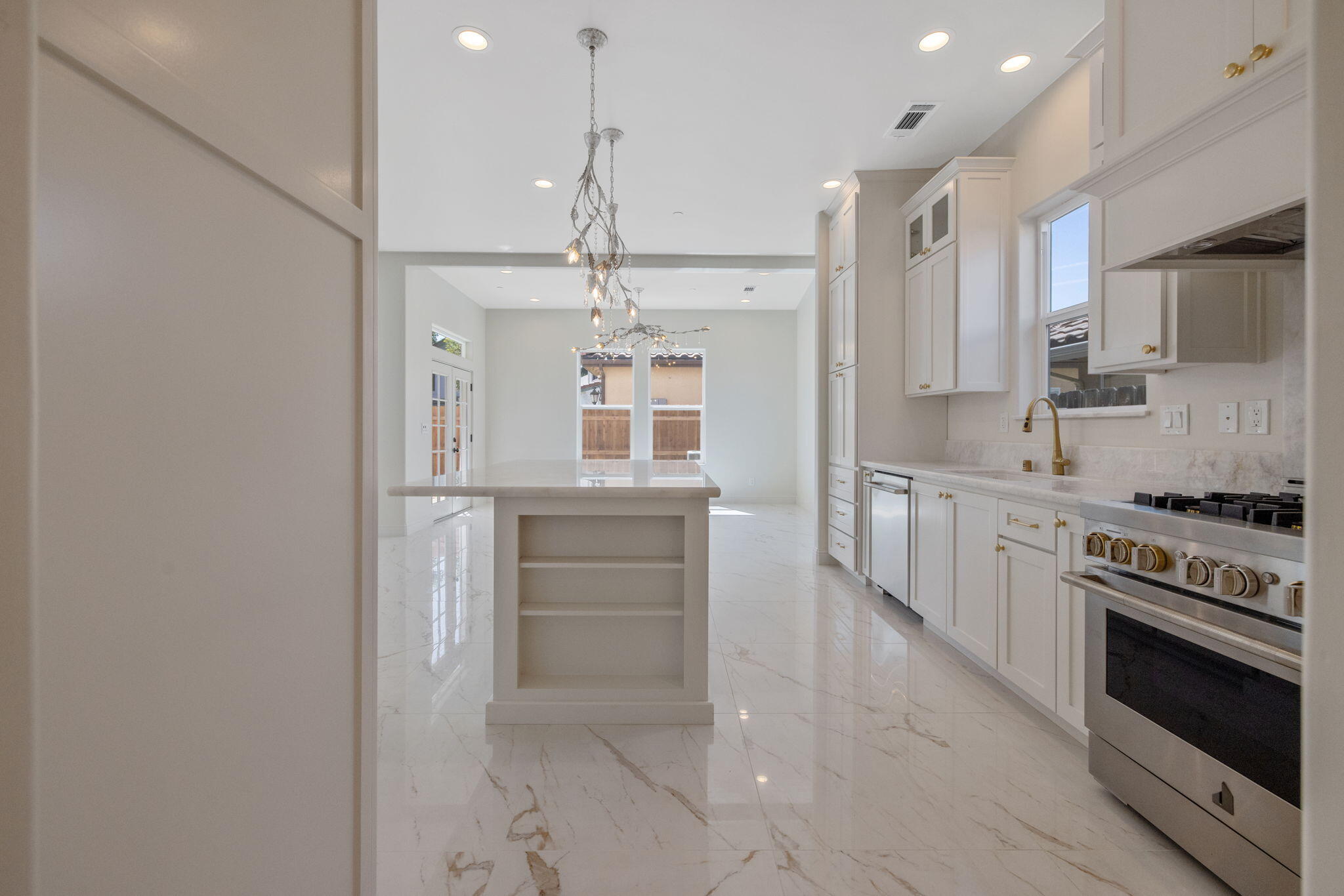 169 Lake Dr, Lemoore, CA 93245