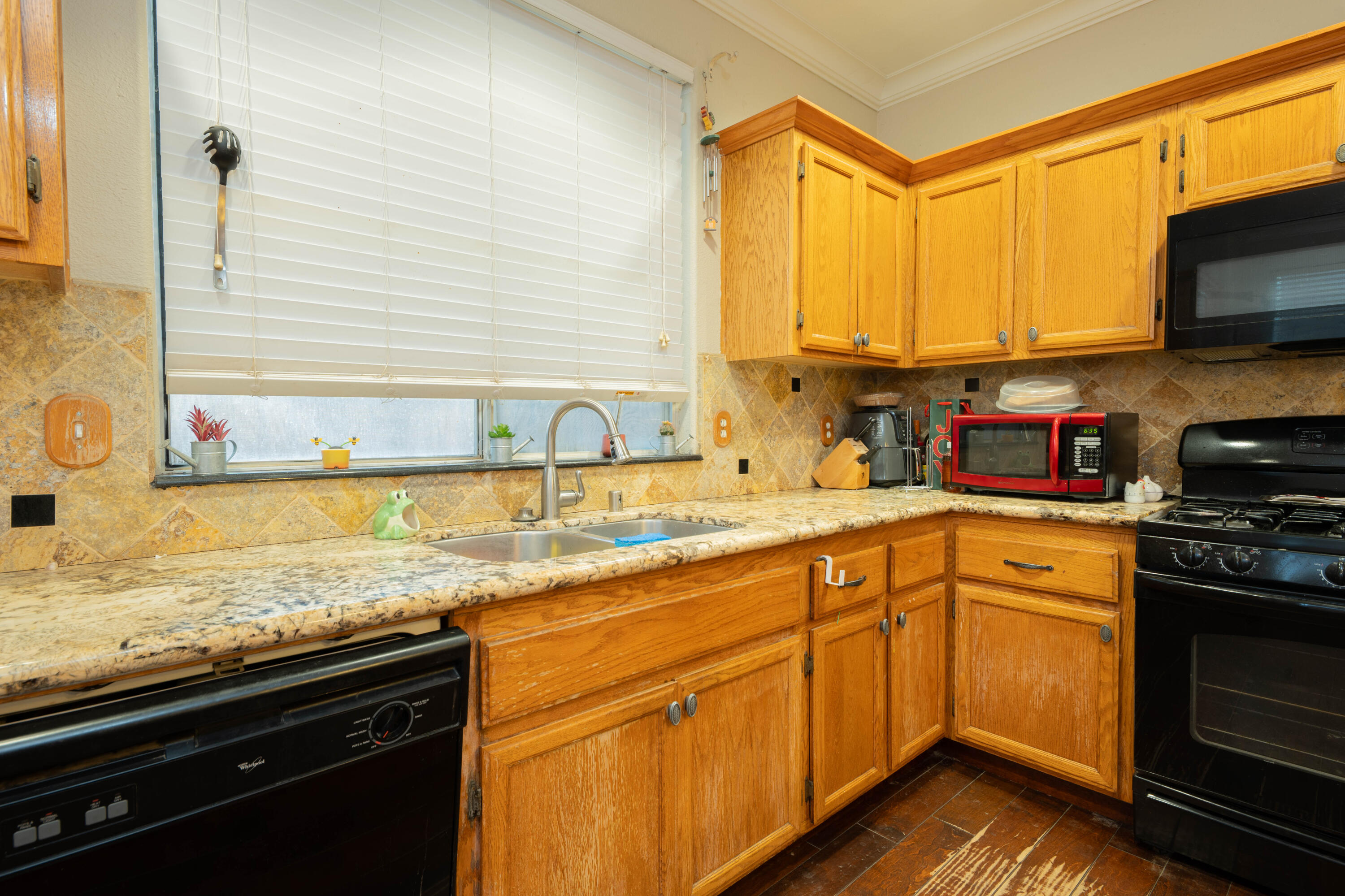 2059 W Cheryll Ct, Porterville, CA 93257