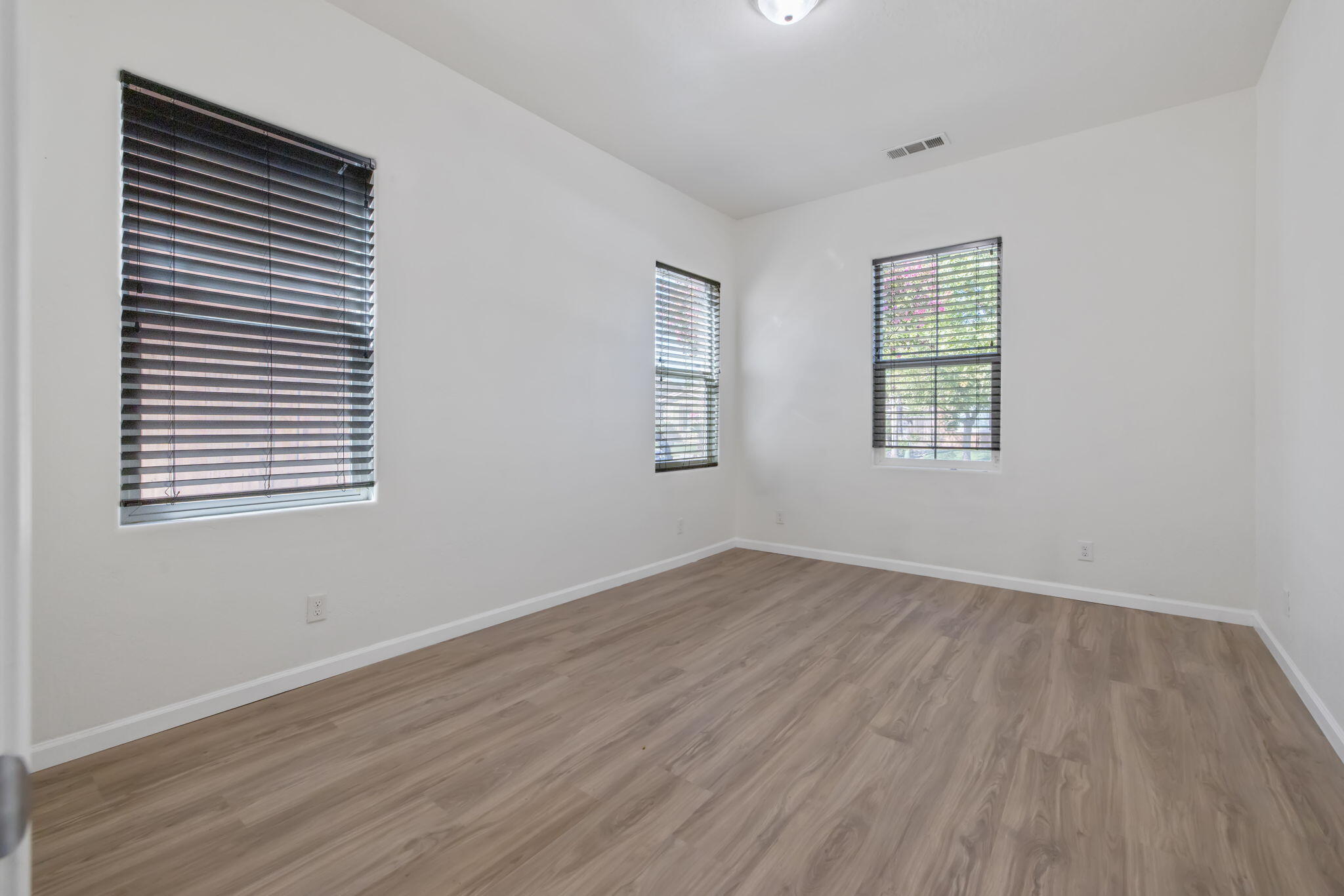 3125 W Stewart Ave, Visalia, CA 93291