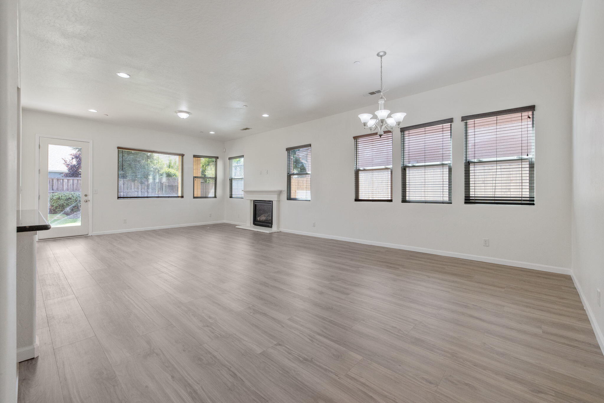3125 W Stewart Ave, Visalia, CA 93291