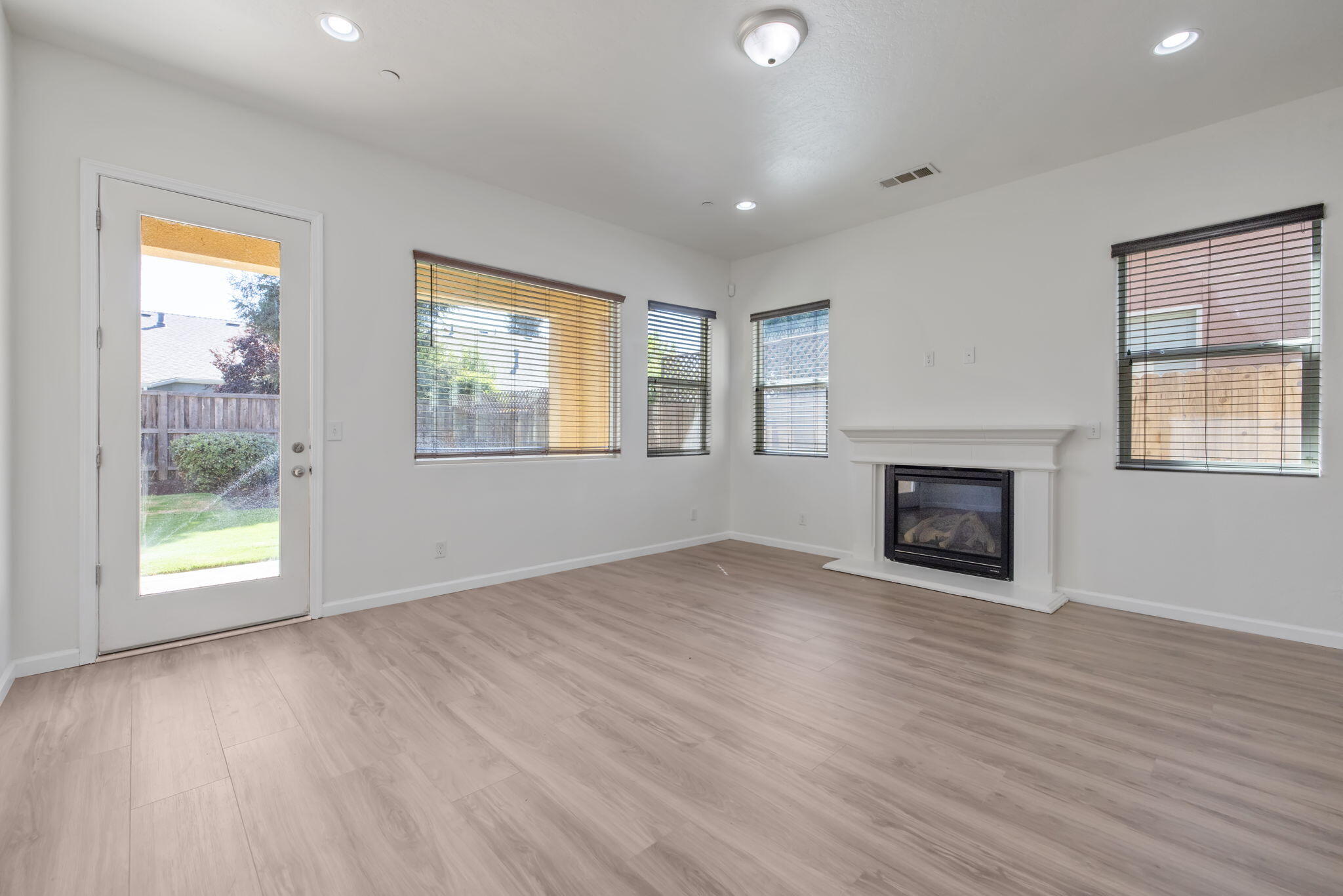3125 W Stewart Ave, Visalia, CA 93291