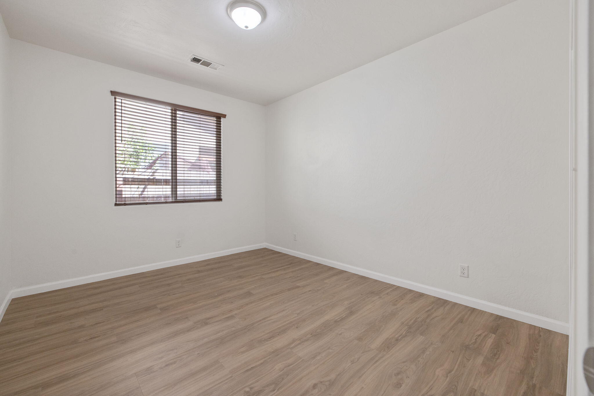 3125 W Stewart Ave, Visalia, CA 93291