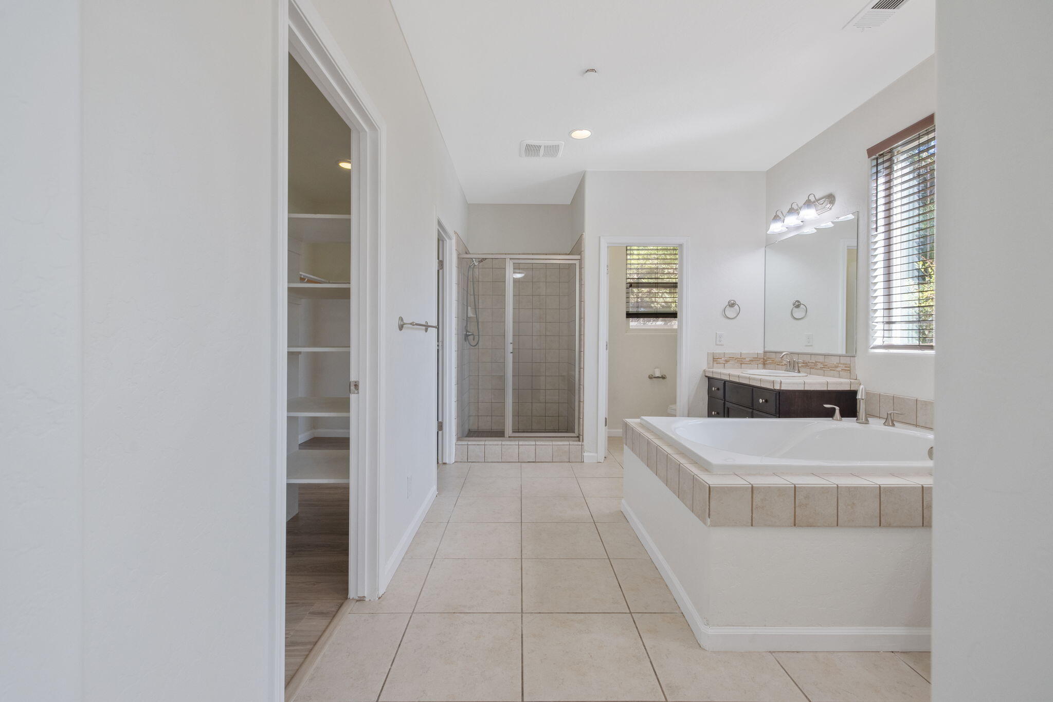 3125 W Stewart Ave, Visalia, CA 93291