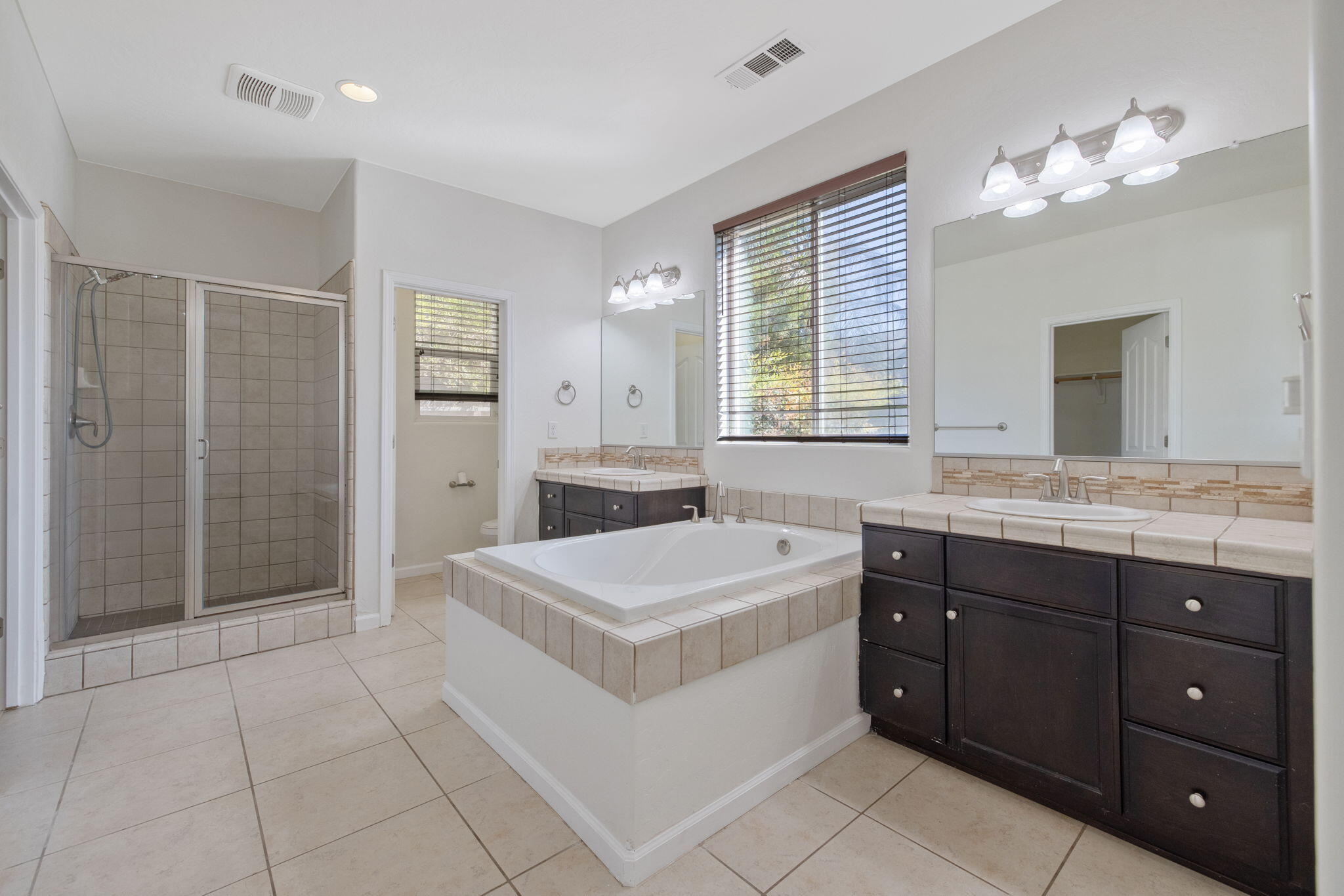 3125 W Stewart Ave, Visalia, CA 93291